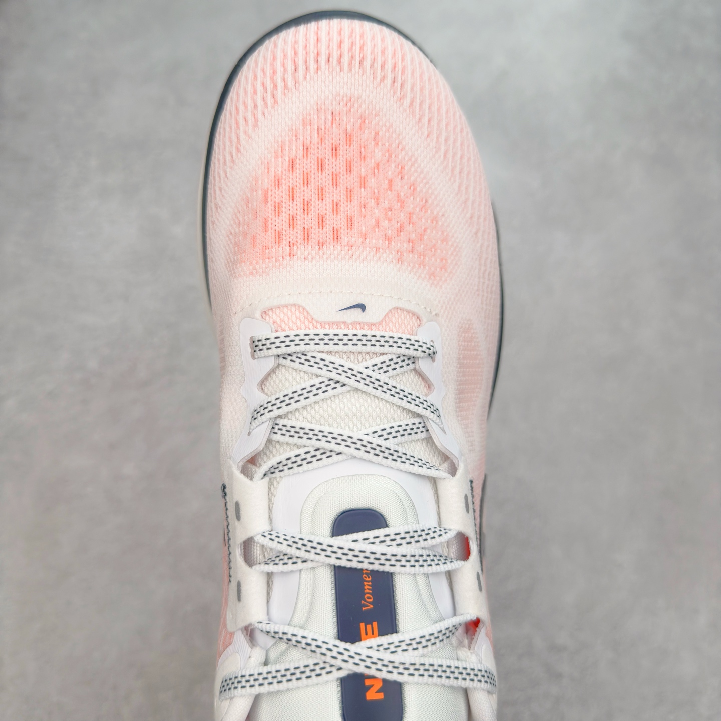 图片[4]-NK Air Zoom Vomero 17 轻便舒适公路跑步鞋 质感柔软 弹力充沛 助力一路畅跑 乐享不停 厚实泡绵缔造舒适的回弹效果 铸就出色跑步表现 该鞋款轻盈透气 带你步入舒适新境界 疾速刺激感和非凡舒适脚感交织 定能让跑者在迈步间找到渴望已久的跑步乐趣 自如掌控跑步节奏、配速和里程 足底缓震配置赋予双足柔软舒适感受 助你一路畅跑 缓震设计 在双足触地时有助提供舒适脚感 搭载性能出众的 ZoomX 和 Cushlon 泡绵 营造柔软舒适脚感 助你稳稳迈步 基于跑者反馈 简化中底设计 带来出色舒适感 尺码：36 36.5 37.5 38 38.5 39 40 40.5 41 42 42.5 43 44 44.5 45-选品中心