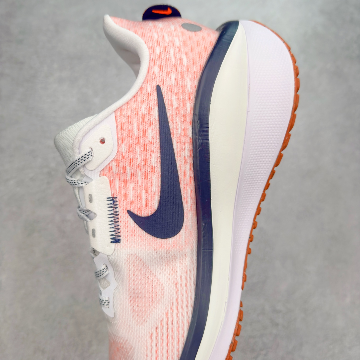 图片[7]-NK Air Zoom Vomero 17 轻便舒适公路跑步鞋 质感柔软 弹力充沛 助力一路畅跑 乐享不停 厚实泡绵缔造舒适的回弹效果 铸就出色跑步表现 该鞋款轻盈透气 带你步入舒适新境界 疾速刺激感和非凡舒适脚感交织 定能让跑者在迈步间找到渴望已久的跑步乐趣 自如掌控跑步节奏、配速和里程 足底缓震配置赋予双足柔软舒适感受 助你一路畅跑 缓震设计 在双足触地时有助提供舒适脚感 搭载性能出众的 ZoomX 和 Cushlon 泡绵 营造柔软舒适脚感 助你稳稳迈步 基于跑者反馈 简化中底设计 带来出色舒适感 尺码：36 36.5 37.5 38 38.5 39 40 40.5 41 42 42.5 43 44 44.5 45-选品中心