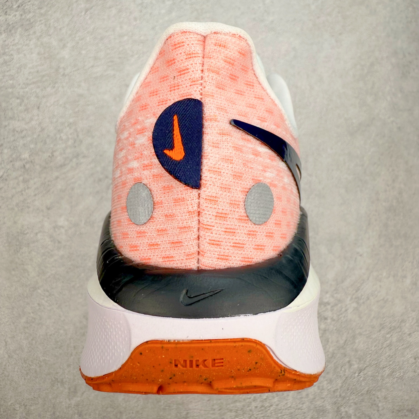 图片[8]-NK Air Zoom Vomero 17 轻便舒适公路跑步鞋 质感柔软 弹力充沛 助力一路畅跑 乐享不停 厚实泡绵缔造舒适的回弹效果 铸就出色跑步表现 该鞋款轻盈透气 带你步入舒适新境界 疾速刺激感和非凡舒适脚感交织 定能让跑者在迈步间找到渴望已久的跑步乐趣 自如掌控跑步节奏、配速和里程 足底缓震配置赋予双足柔软舒适感受 助你一路畅跑 缓震设计 在双足触地时有助提供舒适脚感 搭载性能出众的 ZoomX 和 Cushlon 泡绵 营造柔软舒适脚感 助你稳稳迈步 基于跑者反馈 简化中底设计 带来出色舒适感 尺码：36 36.5 37.5 38 38.5 39 40 40.5 41 42 42.5 43 44 44.5 45-选品中心