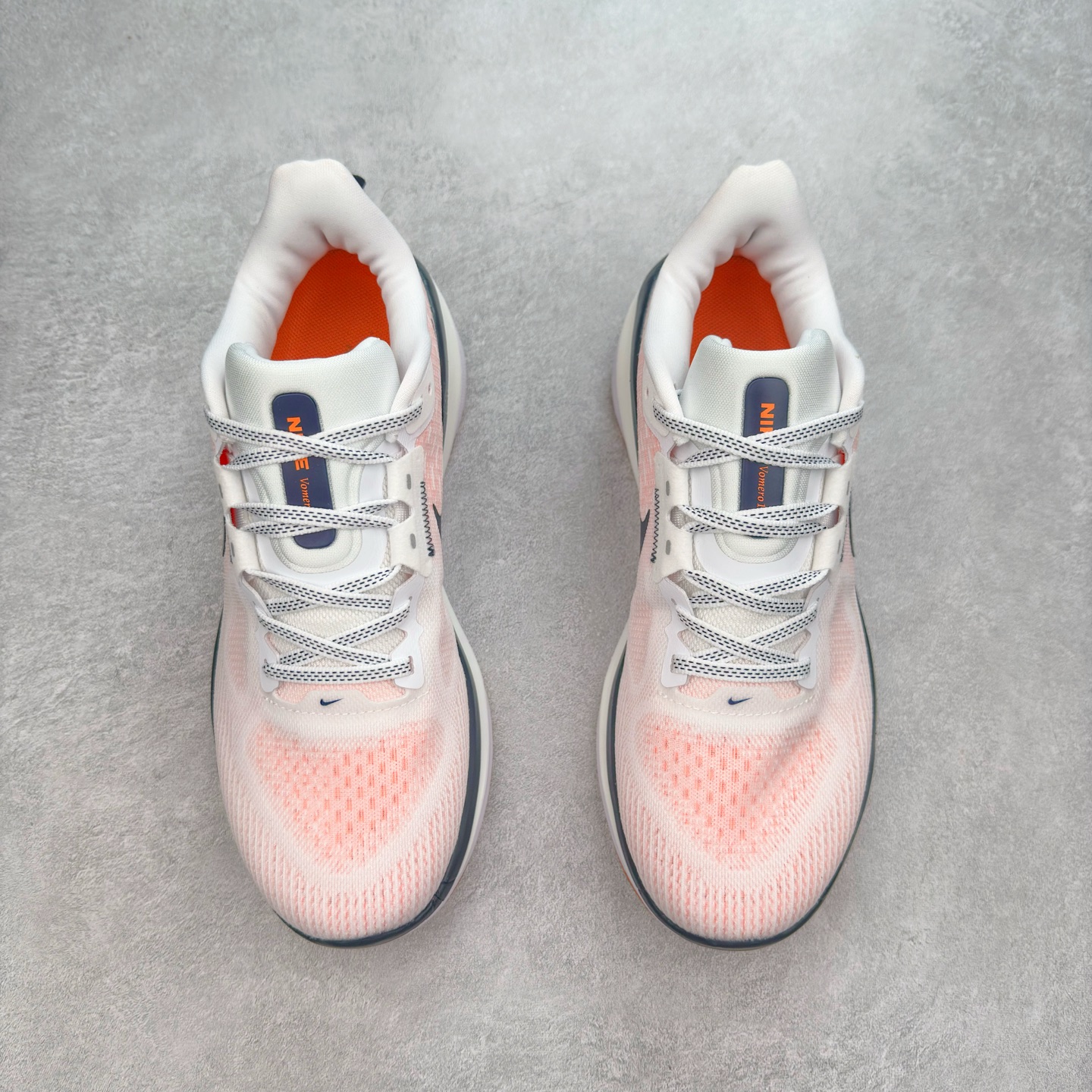 图片[2]-NK Air Zoom Vomero 17 轻便舒适公路跑步鞋 质感柔软 弹力充沛 助力一路畅跑 乐享不停 厚实泡绵缔造舒适的回弹效果 铸就出色跑步表现 该鞋款轻盈透气 带你步入舒适新境界 疾速刺激感和非凡舒适脚感交织 定能让跑者在迈步间找到渴望已久的跑步乐趣 自如掌控跑步节奏、配速和里程 足底缓震配置赋予双足柔软舒适感受 助你一路畅跑 缓震设计 在双足触地时有助提供舒适脚感 搭载性能出众的 ZoomX 和 Cushlon 泡绵 营造柔软舒适脚感 助你稳稳迈步 基于跑者反馈 简化中底设计 带来出色舒适感 尺码：36 36.5 37.5 38 38.5 39 40 40.5 41 42 42.5 43 44 44.5 45-选品中心