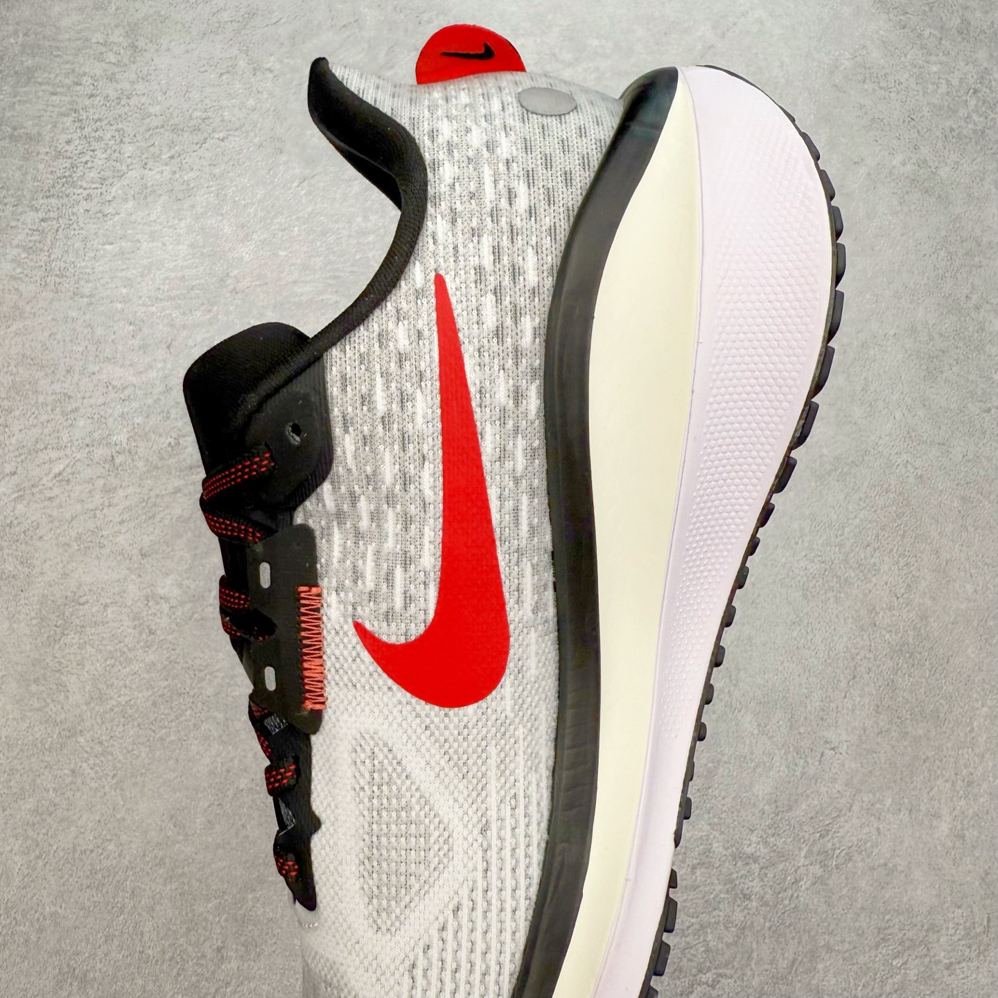 图片[7]-NK Air Zoom Vomero 17 轻便舒适公路跑步鞋 质感柔软 弹力充沛 助力一路畅跑 乐享不停 厚实泡绵缔造舒适的回弹效果 铸就出色跑步表现 该鞋款轻盈透气 带你步入舒适新境界 疾速刺激感和非凡舒适脚感交织 定能让跑者在迈步间找到渴望已久的跑步乐趣 自如掌控跑步节奏、配速和里程 足底缓震配置赋予双足柔软舒适感受 助你一路畅跑 缓震设计 在双足触地时有助提供舒适脚感 搭载性能出众的 ZoomX 和 Cushlon 泡绵 营造柔软舒适脚感 助你稳稳迈步 基于跑者反馈 简化中底设计 带来出色舒适感 尺码：36 36.5 37.5 38 38.5 39 40 40.5 41 42 42.5 43 44 44.5 45-选品中心