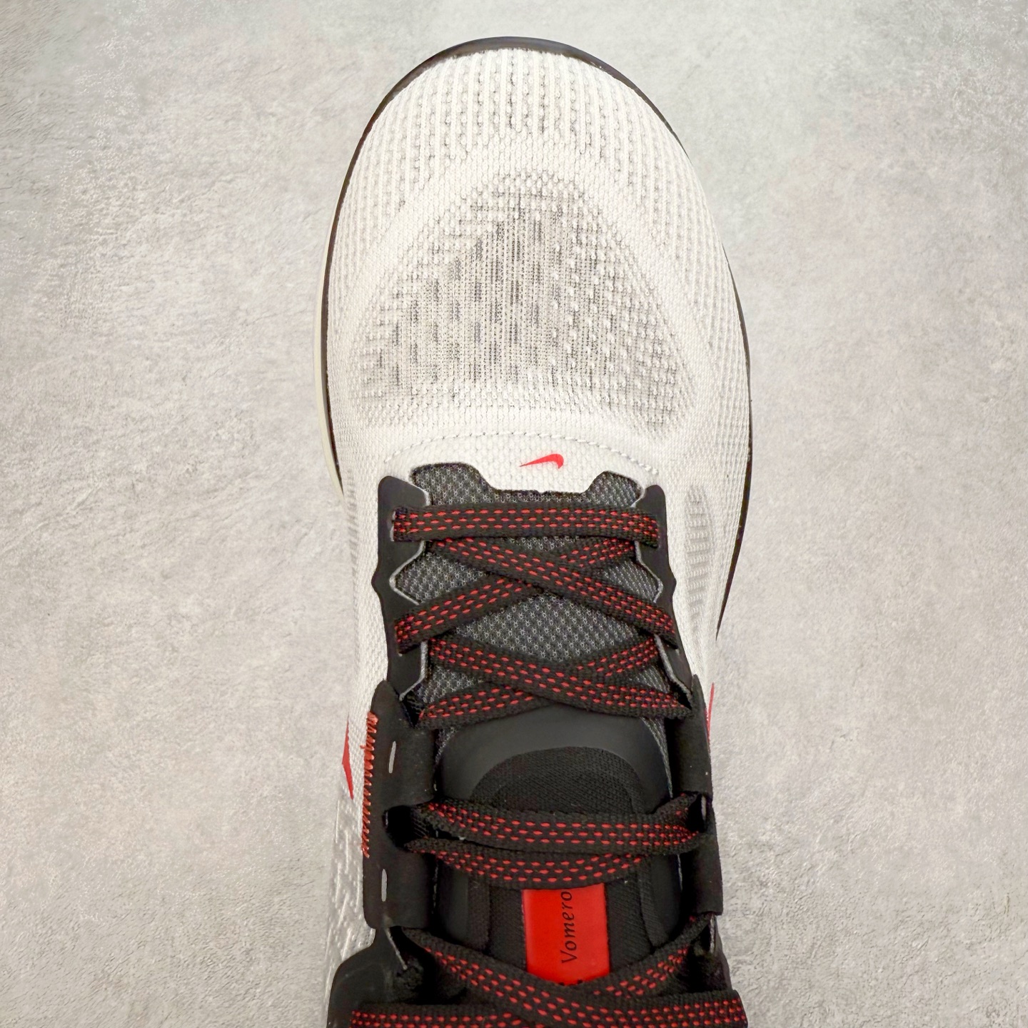 图片[4]-NK Air Zoom Vomero 17 轻便舒适公路跑步鞋 质感柔软 弹力充沛 助力一路畅跑 乐享不停 厚实泡绵缔造舒适的回弹效果 铸就出色跑步表现 该鞋款轻盈透气 带你步入舒适新境界 疾速刺激感和非凡舒适脚感交织 定能让跑者在迈步间找到渴望已久的跑步乐趣 自如掌控跑步节奏、配速和里程 足底缓震配置赋予双足柔软舒适感受 助你一路畅跑 缓震设计 在双足触地时有助提供舒适脚感 搭载性能出众的 ZoomX 和 Cushlon 泡绵 营造柔软舒适脚感 助你稳稳迈步 基于跑者反馈 简化中底设计 带来出色舒适感 尺码：36 36.5 37.5 38 38.5 39 40 40.5 41 42 42.5 43 44 44.5 45-选品中心