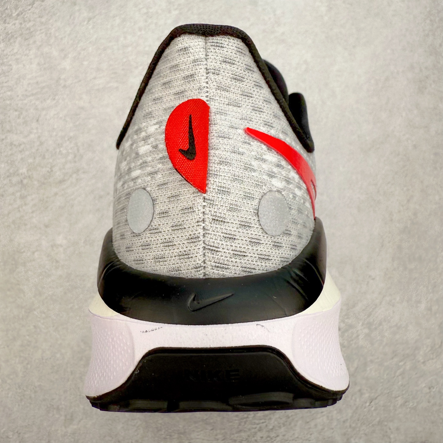 图片[8]-NK Air Zoom Vomero 17 轻便舒适公路跑步鞋 质感柔软 弹力充沛 助力一路畅跑 乐享不停 厚实泡绵缔造舒适的回弹效果 铸就出色跑步表现 该鞋款轻盈透气 带你步入舒适新境界 疾速刺激感和非凡舒适脚感交织 定能让跑者在迈步间找到渴望已久的跑步乐趣 自如掌控跑步节奏、配速和里程 足底缓震配置赋予双足柔软舒适感受 助你一路畅跑 缓震设计 在双足触地时有助提供舒适脚感 搭载性能出众的 ZoomX 和 Cushlon 泡绵 营造柔软舒适脚感 助你稳稳迈步 基于跑者反馈 简化中底设计 带来出色舒适感 尺码：36 36.5 37.5 38 38.5 39 40 40.5 41 42 42.5 43 44 44.5 45-选品中心