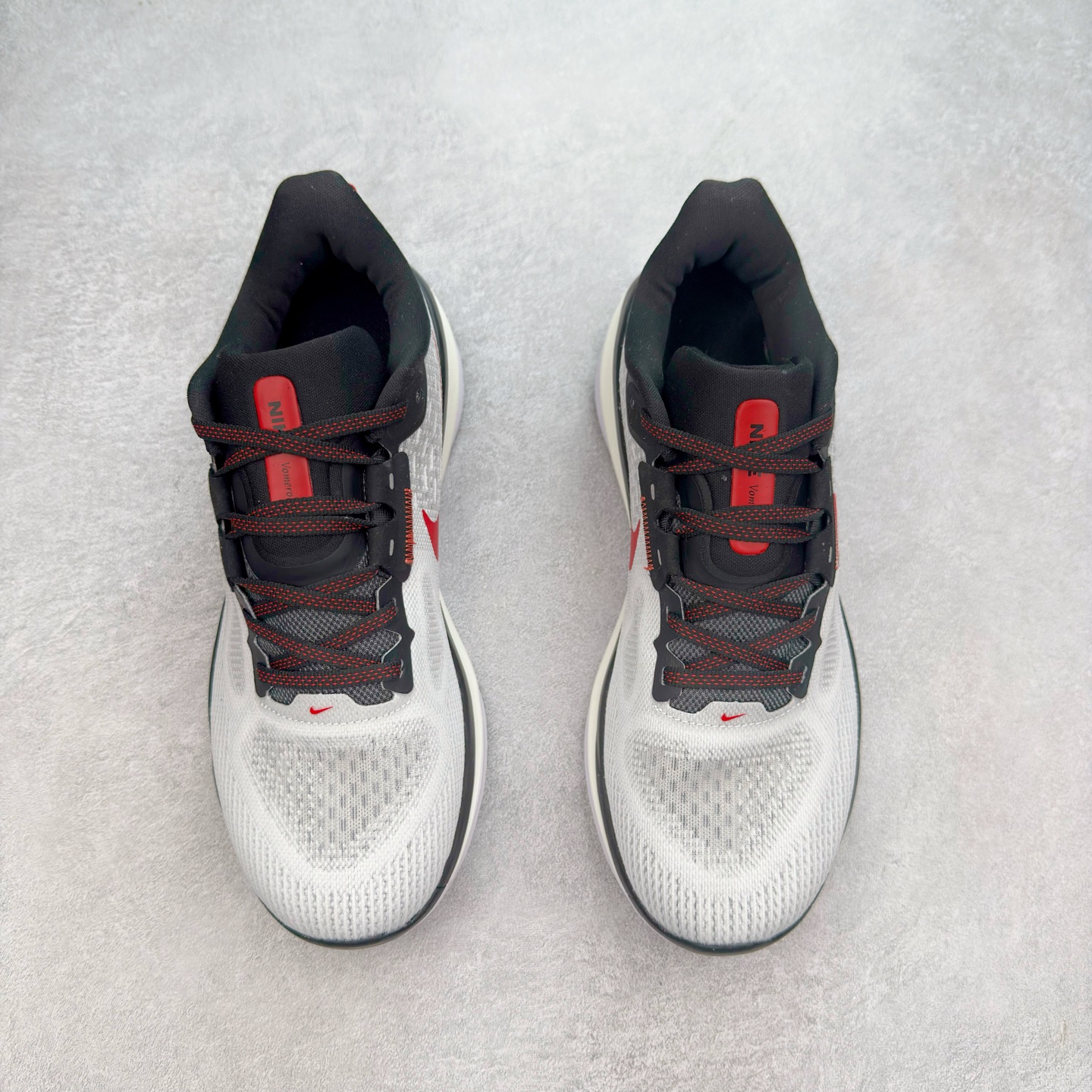 图片[2]-NK Air Zoom Vomero 17 轻便舒适公路跑步鞋 质感柔软 弹力充沛 助力一路畅跑 乐享不停 厚实泡绵缔造舒适的回弹效果 铸就出色跑步表现 该鞋款轻盈透气 带你步入舒适新境界 疾速刺激感和非凡舒适脚感交织 定能让跑者在迈步间找到渴望已久的跑步乐趣 自如掌控跑步节奏、配速和里程 足底缓震配置赋予双足柔软舒适感受 助你一路畅跑 缓震设计 在双足触地时有助提供舒适脚感 搭载性能出众的 ZoomX 和 Cushlon 泡绵 营造柔软舒适脚感 助你稳稳迈步 基于跑者反馈 简化中底设计 带来出色舒适感 尺码：36 36.5 37.5 38 38.5 39 40 40.5 41 42 42.5 43 44 44.5 45-选品中心