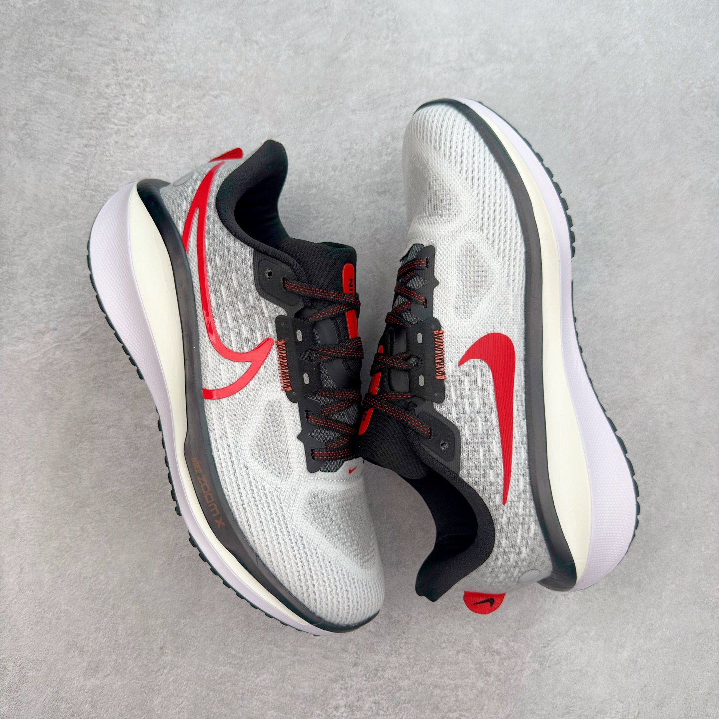 图片[3]-NK Air Zoom Vomero 17 轻便舒适公路跑步鞋 质感柔软 弹力充沛 助力一路畅跑 乐享不停 厚实泡绵缔造舒适的回弹效果 铸就出色跑步表现 该鞋款轻盈透气 带你步入舒适新境界 疾速刺激感和非凡舒适脚感交织 定能让跑者在迈步间找到渴望已久的跑步乐趣 自如掌控跑步节奏、配速和里程 足底缓震配置赋予双足柔软舒适感受 助你一路畅跑 缓震设计 在双足触地时有助提供舒适脚感 搭载性能出众的 ZoomX 和 Cushlon 泡绵 营造柔软舒适脚感 助你稳稳迈步 基于跑者反馈 简化中底设计 带来出色舒适感 尺码：36 36.5 37.5 38 38.5 39 40 40.5 41 42 42.5 43 44 44.5 45-选品中心