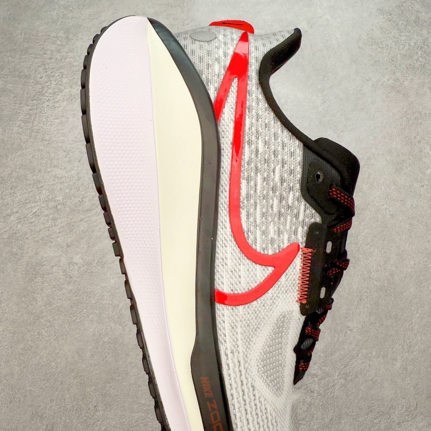 图片[6]-NK Air Zoom Vomero 17 轻便舒适公路跑步鞋 质感柔软 弹力充沛 助力一路畅跑 乐享不停 厚实泡绵缔造舒适的回弹效果 铸就出色跑步表现 该鞋款轻盈透气 带你步入舒适新境界 疾速刺激感和非凡舒适脚感交织 定能让跑者在迈步间找到渴望已久的跑步乐趣 自如掌控跑步节奏、配速和里程 足底缓震配置赋予双足柔软舒适感受 助你一路畅跑 缓震设计 在双足触地时有助提供舒适脚感 搭载性能出众的 ZoomX 和 Cushlon 泡绵 营造柔软舒适脚感 助你稳稳迈步 基于跑者反馈 简化中底设计 带来出色舒适感 尺码：36 36.5 37.5 38 38.5 39 40 40.5 41 42 42.5 43 44 44.5 45-选品中心