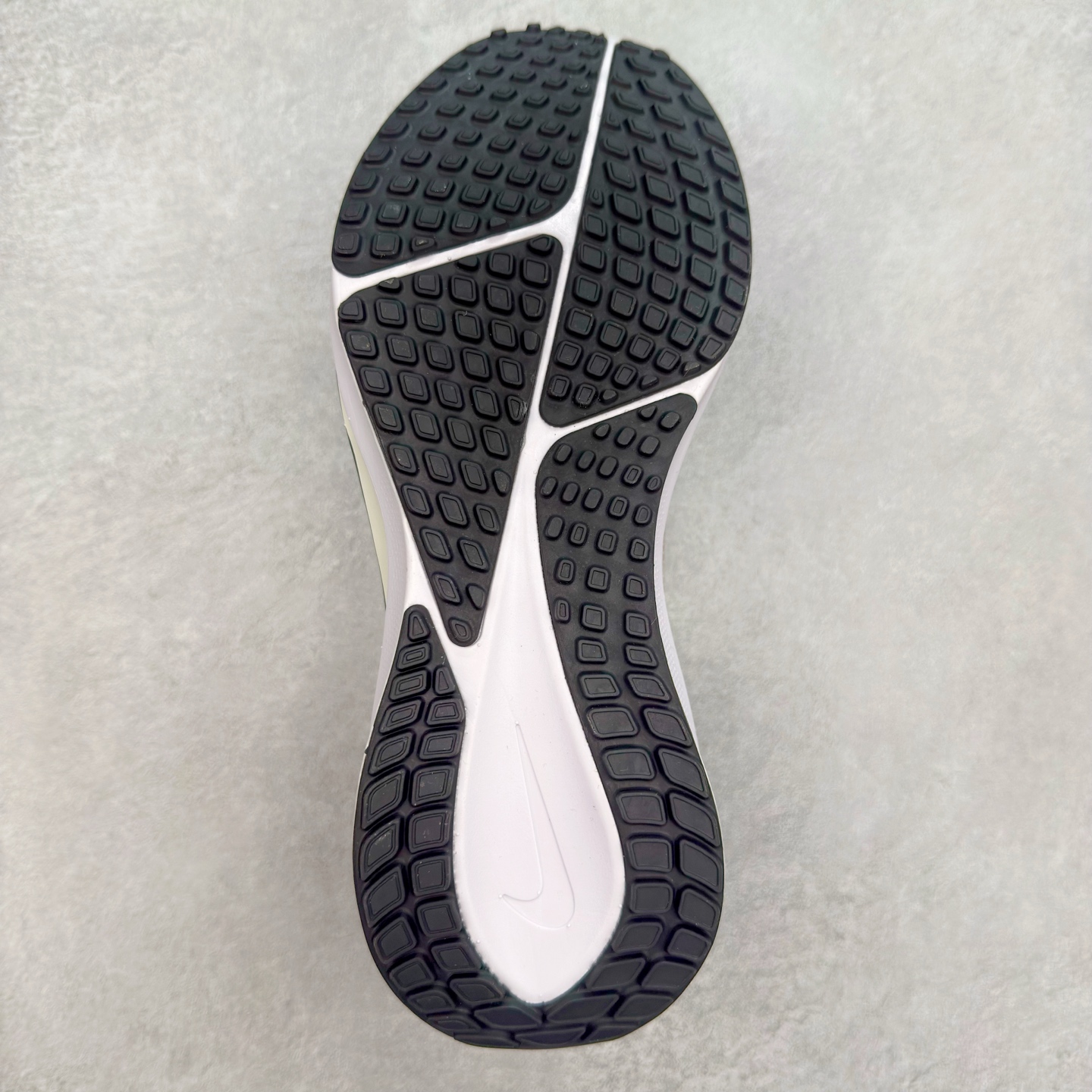 图片[9]-NK Air Zoom Vomero 17 轻便舒适公路跑步鞋 质感柔软 弹力充沛 助力一路畅跑 乐享不停 厚实泡绵缔造舒适的回弹效果 铸就出色跑步表现 该鞋款轻盈透气 带你步入舒适新境界 疾速刺激感和非凡舒适脚感交织 定能让跑者在迈步间找到渴望已久的跑步乐趣 自如掌控跑步节奏、配速和里程 足底缓震配置赋予双足柔软舒适感受 助你一路畅跑 缓震设计 在双足触地时有助提供舒适脚感 搭载性能出众的 ZoomX 和 Cushlon 泡绵 营造柔软舒适脚感 助你稳稳迈步 基于跑者反馈 简化中底设计 带来出色舒适感 尺码：36 36.5 37.5 38 38.5 39 40 40.5 41 42 42.5 43 44 44.5 45-选品中心