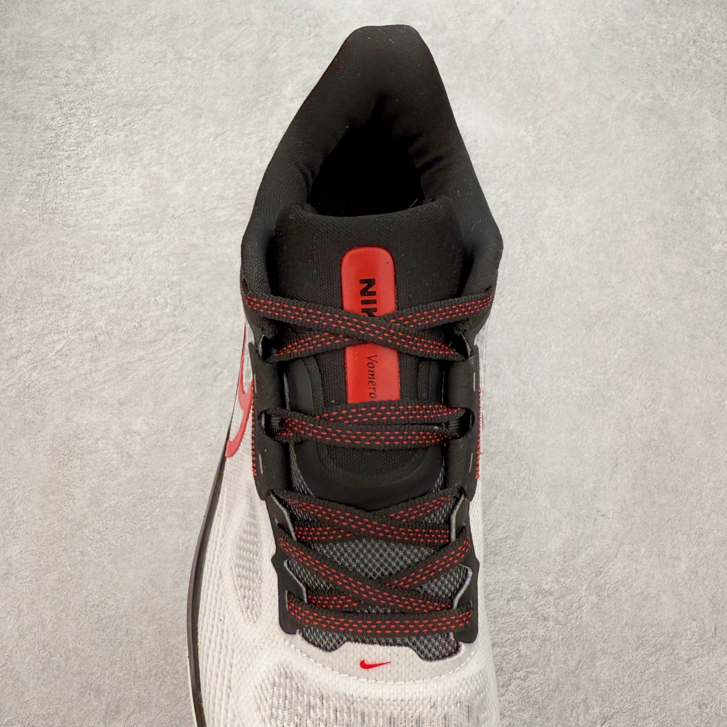 图片[5]-NK Air Zoom Vomero 17 轻便舒适公路跑步鞋 质感柔软 弹力充沛 助力一路畅跑 乐享不停 厚实泡绵缔造舒适的回弹效果 铸就出色跑步表现 该鞋款轻盈透气 带你步入舒适新境界 疾速刺激感和非凡舒适脚感交织 定能让跑者在迈步间找到渴望已久的跑步乐趣 自如掌控跑步节奏、配速和里程 足底缓震配置赋予双足柔软舒适感受 助你一路畅跑 缓震设计 在双足触地时有助提供舒适脚感 搭载性能出众的 ZoomX 和 Cushlon 泡绵 营造柔软舒适脚感 助你稳稳迈步 基于跑者反馈 简化中底设计 带来出色舒适感 尺码：36 36.5 37.5 38 38.5 39 40 40.5 41 42 42.5 43 44 44.5 45-选品中心