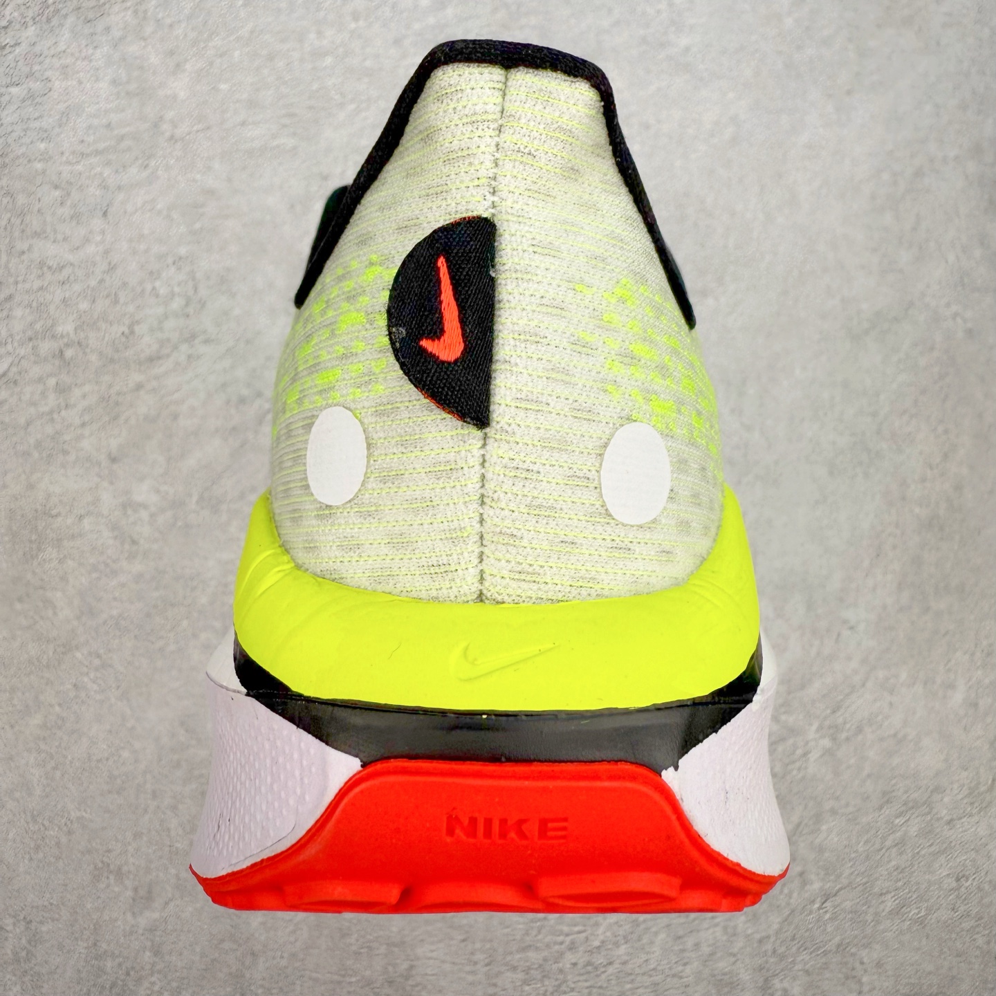 图片[8]-NK Air Zoom Vomero 17 轻便舒适公路跑步鞋 质感柔软 弹力充沛 助力一路畅跑 乐享不停 厚实泡绵缔造舒适的回弹效果 铸就出色跑步表现 该鞋款轻盈透气 带你步入舒适新境界 疾速刺激感和非凡舒适脚感交织 定能让跑者在迈步间找到渴望已久的跑步乐趣 自如掌控跑步节奏、配速和里程 足底缓震配置赋予双足柔软舒适感受 助你一路畅跑 缓震设计 在双足触地时有助提供舒适脚感 搭载性能出众的 ZoomX 和 Cushlon 泡绵 营造柔软舒适脚感 助你稳稳迈步 基于跑者反馈 简化中底设计 带来出色舒适感 尺码：36 36.5 37.5 38 38.5 39 40 40.5 41 42 42.5 43 44 44.5 45-选品中心