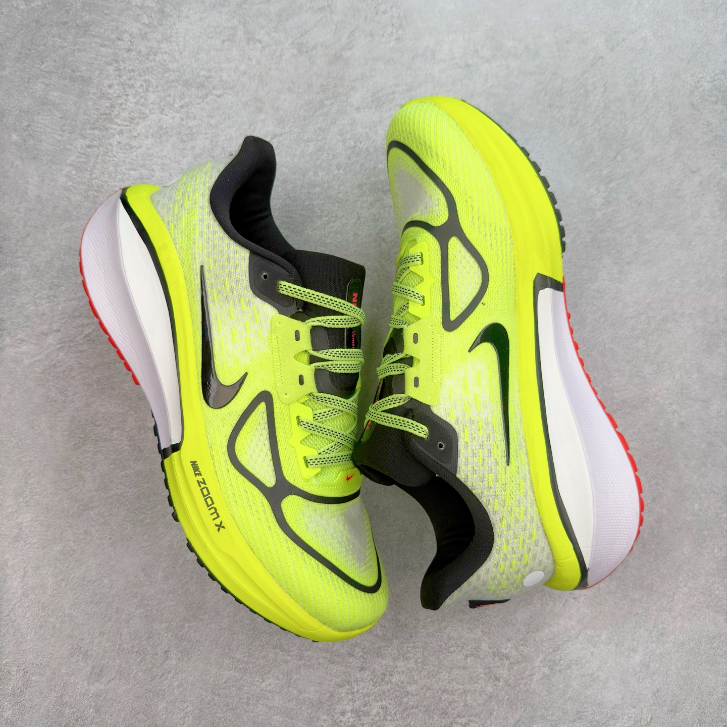 图片[3]-NK Air Zoom Vomero 17 轻便舒适公路跑步鞋 质感柔软 弹力充沛 助力一路畅跑 乐享不停 厚实泡绵缔造舒适的回弹效果 铸就出色跑步表现 该鞋款轻盈透气 带你步入舒适新境界 疾速刺激感和非凡舒适脚感交织 定能让跑者在迈步间找到渴望已久的跑步乐趣 自如掌控跑步节奏、配速和里程 足底缓震配置赋予双足柔软舒适感受 助你一路畅跑 缓震设计 在双足触地时有助提供舒适脚感 搭载性能出众的 ZoomX 和 Cushlon 泡绵 营造柔软舒适脚感 助你稳稳迈步 基于跑者反馈 简化中底设计 带来出色舒适感 尺码：36 36.5 37.5 38 38.5 39 40 40.5 41 42 42.5 43 44 44.5 45-选品中心