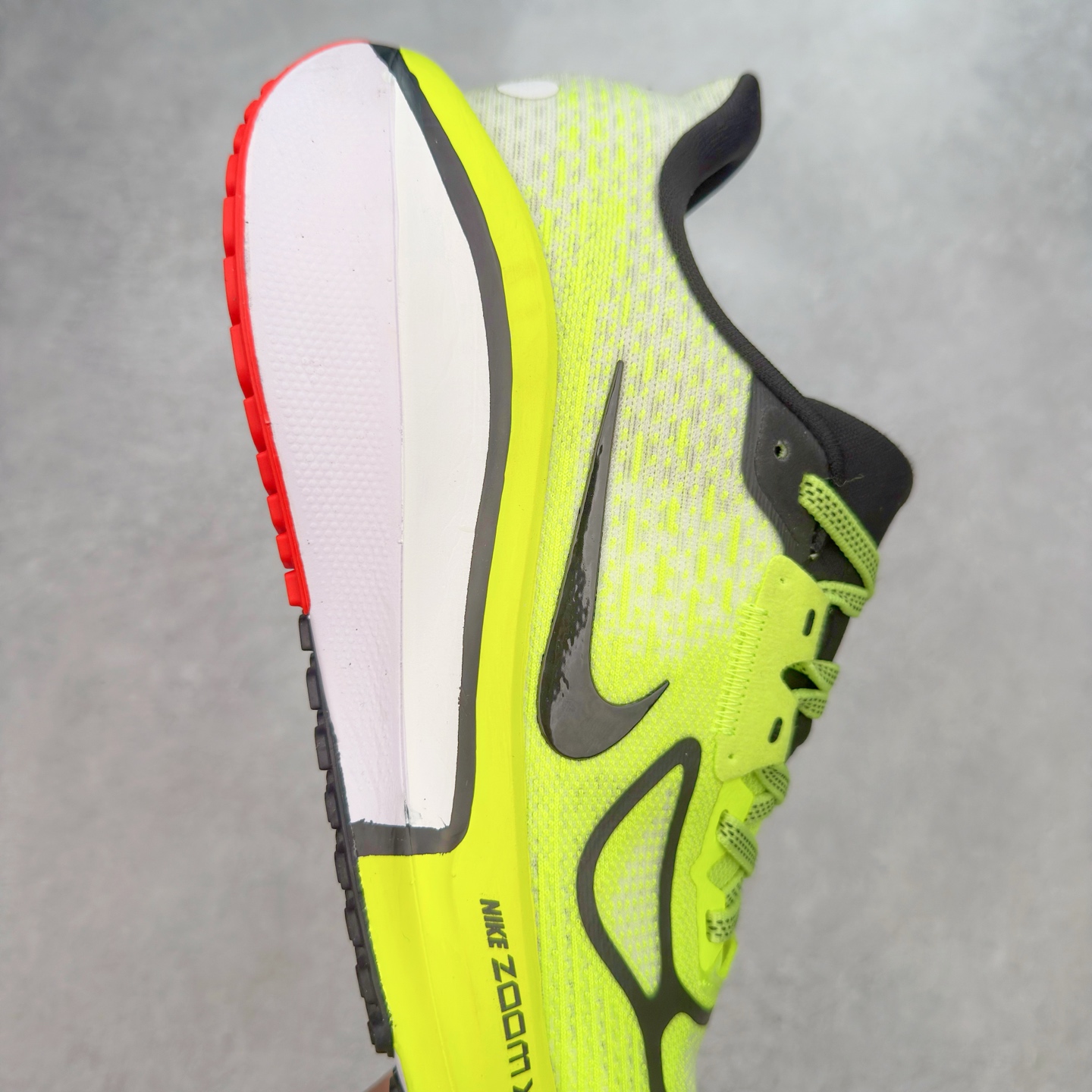 图片[6]-NK Air Zoom Vomero 17 轻便舒适公路跑步鞋 质感柔软 弹力充沛 助力一路畅跑 乐享不停 厚实泡绵缔造舒适的回弹效果 铸就出色跑步表现 该鞋款轻盈透气 带你步入舒适新境界 疾速刺激感和非凡舒适脚感交织 定能让跑者在迈步间找到渴望已久的跑步乐趣 自如掌控跑步节奏、配速和里程 足底缓震配置赋予双足柔软舒适感受 助你一路畅跑 缓震设计 在双足触地时有助提供舒适脚感 搭载性能出众的 ZoomX 和 Cushlon 泡绵 营造柔软舒适脚感 助你稳稳迈步 基于跑者反馈 简化中底设计 带来出色舒适感 尺码：36 36.5 37.5 38 38.5 39 40 40.5 41 42 42.5 43 44 44.5 45-选品中心