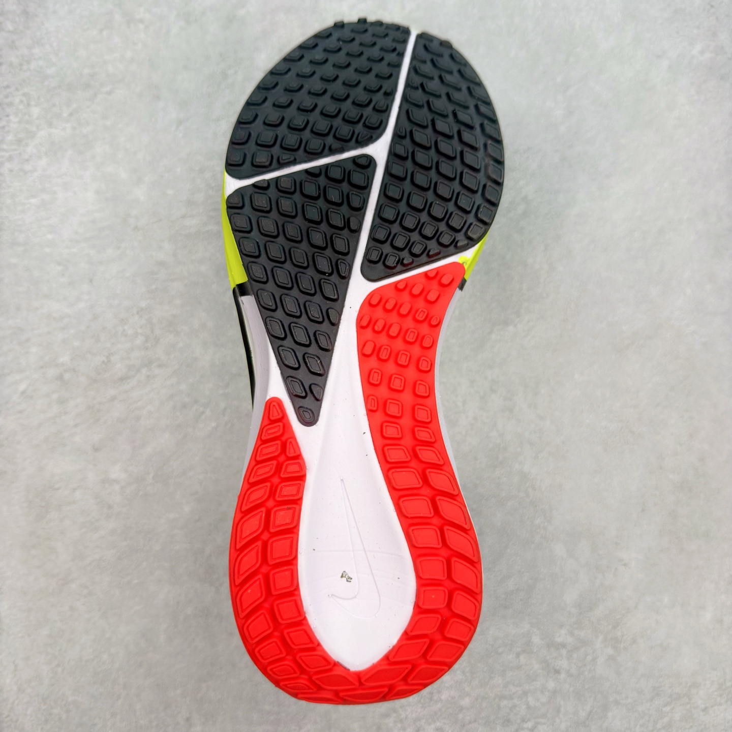 图片[9]-NK Air Zoom Vomero 17 轻便舒适公路跑步鞋 质感柔软 弹力充沛 助力一路畅跑 乐享不停 厚实泡绵缔造舒适的回弹效果 铸就出色跑步表现 该鞋款轻盈透气 带你步入舒适新境界 疾速刺激感和非凡舒适脚感交织 定能让跑者在迈步间找到渴望已久的跑步乐趣 自如掌控跑步节奏、配速和里程 足底缓震配置赋予双足柔软舒适感受 助你一路畅跑 缓震设计 在双足触地时有助提供舒适脚感 搭载性能出众的 ZoomX 和 Cushlon 泡绵 营造柔软舒适脚感 助你稳稳迈步 基于跑者反馈 简化中底设计 带来出色舒适感 尺码：36 36.5 37.5 38 38.5 39 40 40.5 41 42 42.5 43 44 44.5 45-选品中心