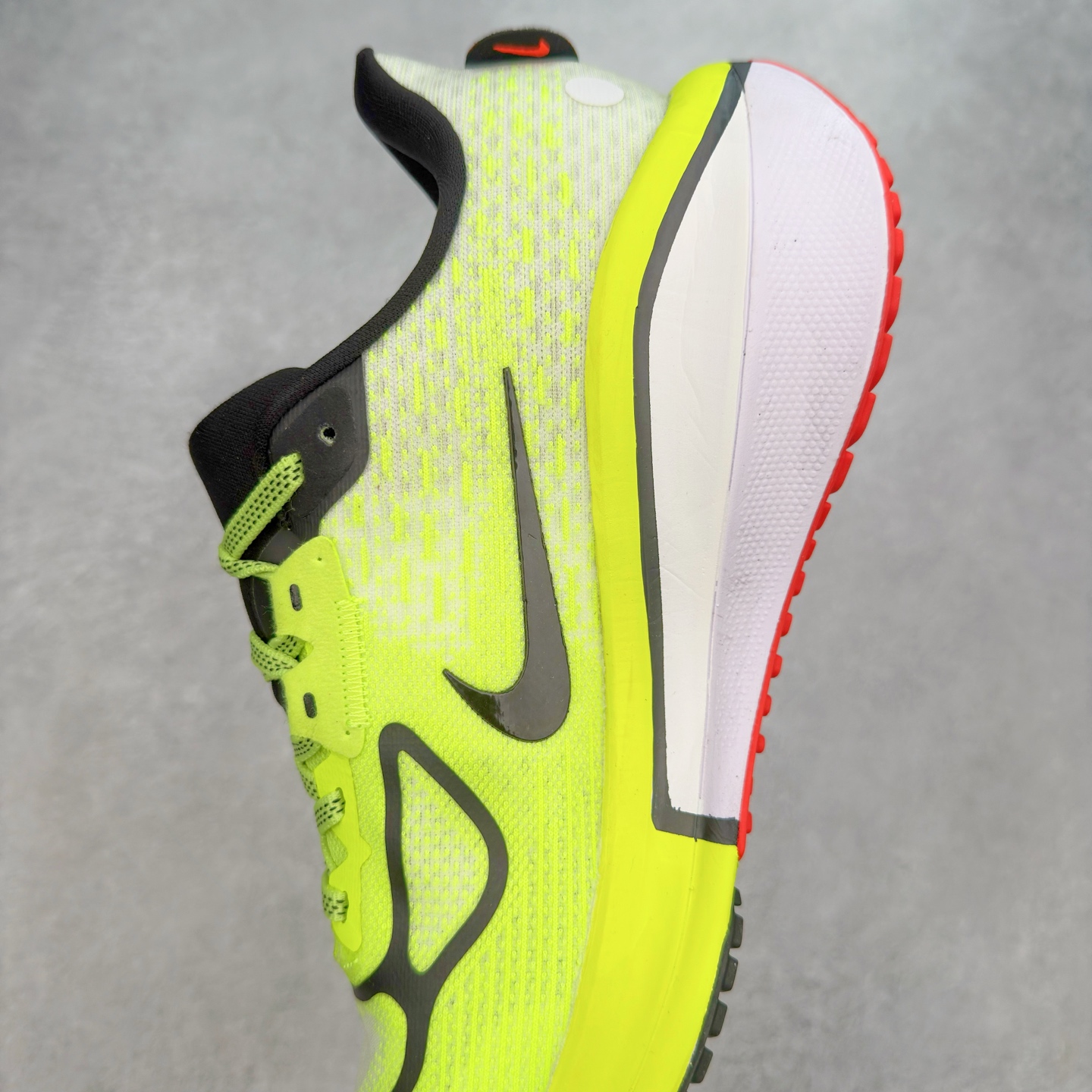 图片[7]-NK Air Zoom Vomero 17 轻便舒适公路跑步鞋 质感柔软 弹力充沛 助力一路畅跑 乐享不停 厚实泡绵缔造舒适的回弹效果 铸就出色跑步表现 该鞋款轻盈透气 带你步入舒适新境界 疾速刺激感和非凡舒适脚感交织 定能让跑者在迈步间找到渴望已久的跑步乐趣 自如掌控跑步节奏、配速和里程 足底缓震配置赋予双足柔软舒适感受 助你一路畅跑 缓震设计 在双足触地时有助提供舒适脚感 搭载性能出众的 ZoomX 和 Cushlon 泡绵 营造柔软舒适脚感 助你稳稳迈步 基于跑者反馈 简化中底设计 带来出色舒适感 尺码：36 36.5 37.5 38 38.5 39 40 40.5 41 42 42.5 43 44 44.5 45-选品中心