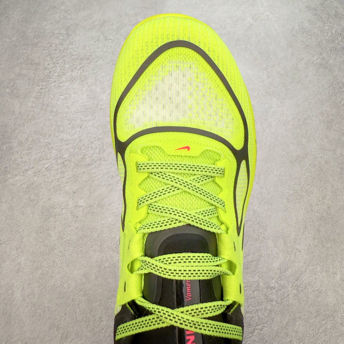 图片[4]-NK Air Zoom Vomero 17 轻便舒适公路跑步鞋 质感柔软 弹力充沛 助力一路畅跑 乐享不停 厚实泡绵缔造舒适的回弹效果 铸就出色跑步表现 该鞋款轻盈透气 带你步入舒适新境界 疾速刺激感和非凡舒适脚感交织 定能让跑者在迈步间找到渴望已久的跑步乐趣 自如掌控跑步节奏、配速和里程 足底缓震配置赋予双足柔软舒适感受 助你一路畅跑 缓震设计 在双足触地时有助提供舒适脚感 搭载性能出众的 ZoomX 和 Cushlon 泡绵 营造柔软舒适脚感 助你稳稳迈步 基于跑者反馈 简化中底设计 带来出色舒适感 尺码：36 36.5 37.5 38 38.5 39 40 40.5 41 42 42.5 43 44 44.5 45-选品中心