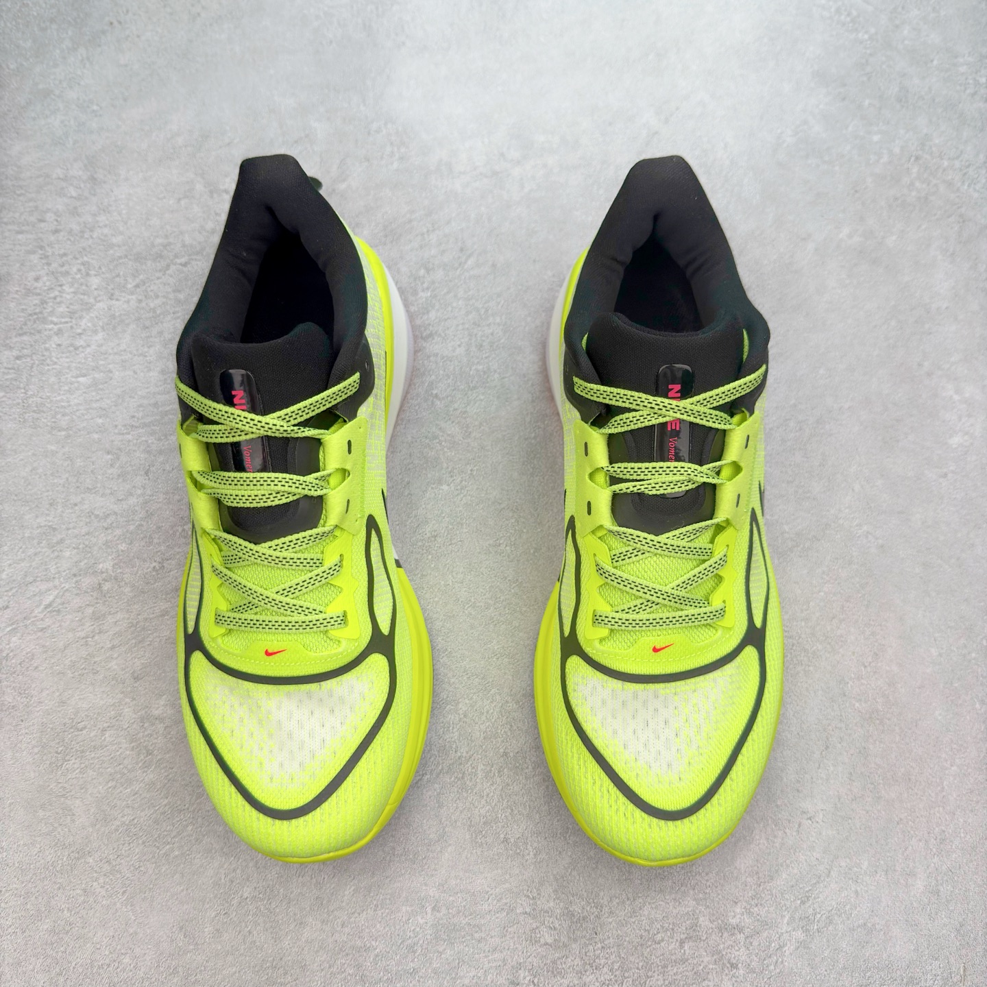 图片[2]-NK Air Zoom Vomero 17 轻便舒适公路跑步鞋 质感柔软 弹力充沛 助力一路畅跑 乐享不停 厚实泡绵缔造舒适的回弹效果 铸就出色跑步表现 该鞋款轻盈透气 带你步入舒适新境界 疾速刺激感和非凡舒适脚感交织 定能让跑者在迈步间找到渴望已久的跑步乐趣 自如掌控跑步节奏、配速和里程 足底缓震配置赋予双足柔软舒适感受 助你一路畅跑 缓震设计 在双足触地时有助提供舒适脚感 搭载性能出众的 ZoomX 和 Cushlon 泡绵 营造柔软舒适脚感 助你稳稳迈步 基于跑者反馈 简化中底设计 带来出色舒适感 尺码：36 36.5 37.5 38 38.5 39 40 40.5 41 42 42.5 43 44 44.5 45-选品中心