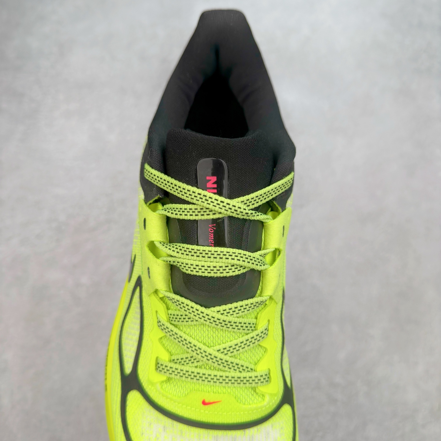 图片[5]-NK Air Zoom Vomero 17 轻便舒适公路跑步鞋 质感柔软 弹力充沛 助力一路畅跑 乐享不停 厚实泡绵缔造舒适的回弹效果 铸就出色跑步表现 该鞋款轻盈透气 带你步入舒适新境界 疾速刺激感和非凡舒适脚感交织 定能让跑者在迈步间找到渴望已久的跑步乐趣 自如掌控跑步节奏、配速和里程 足底缓震配置赋予双足柔软舒适感受 助你一路畅跑 缓震设计 在双足触地时有助提供舒适脚感 搭载性能出众的 ZoomX 和 Cushlon 泡绵 营造柔软舒适脚感 助你稳稳迈步 基于跑者反馈 简化中底设计 带来出色舒适感 尺码：36 36.5 37.5 38 38.5 39 40 40.5 41 42 42.5 43 44 44.5 45-选品中心