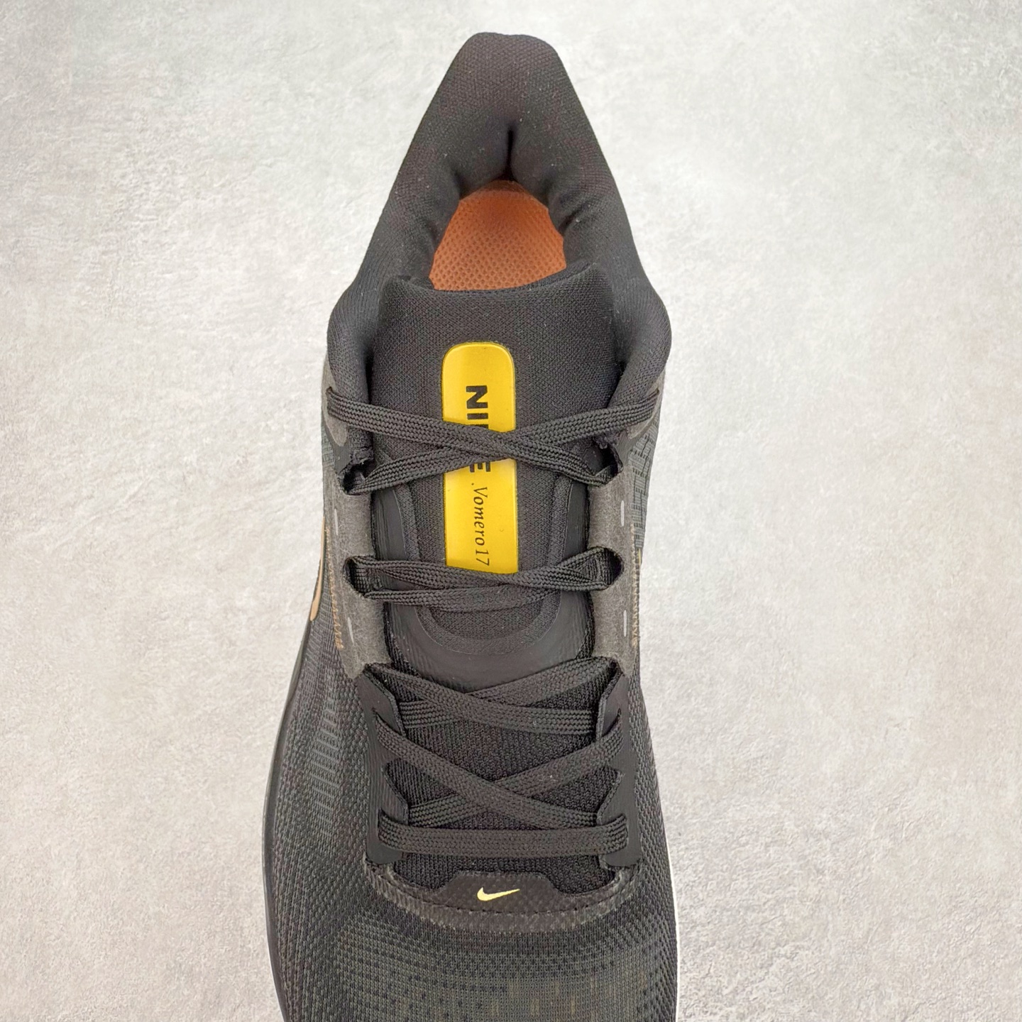 图片[5]-NK Air Zoom Vomero 17 轻便舒适公路跑步鞋 质感柔软 弹力充沛 助力一路畅跑 乐享不停 厚实泡绵缔造舒适的回弹效果 铸就出色跑步表现 该鞋款轻盈透气 带你步入舒适新境界 疾速刺激感和非凡舒适脚感交织 定能让跑者在迈步间找到渴望已久的跑步乐趣 自如掌控跑步节奏、配速和里程 足底缓震配置赋予双足柔软舒适感受 助你一路畅跑 缓震设计 在双足触地时有助提供舒适脚感 搭载性能出众的 ZoomX 和 Cushlon 泡绵 营造柔软舒适脚感 助你稳稳迈步 基于跑者反馈 简化中底设计 带来出色舒适感 尺码：36 36.5 37.5 38 38.5 39 40 40.5 41 42 42.5 43 44 44.5 45-选品中心