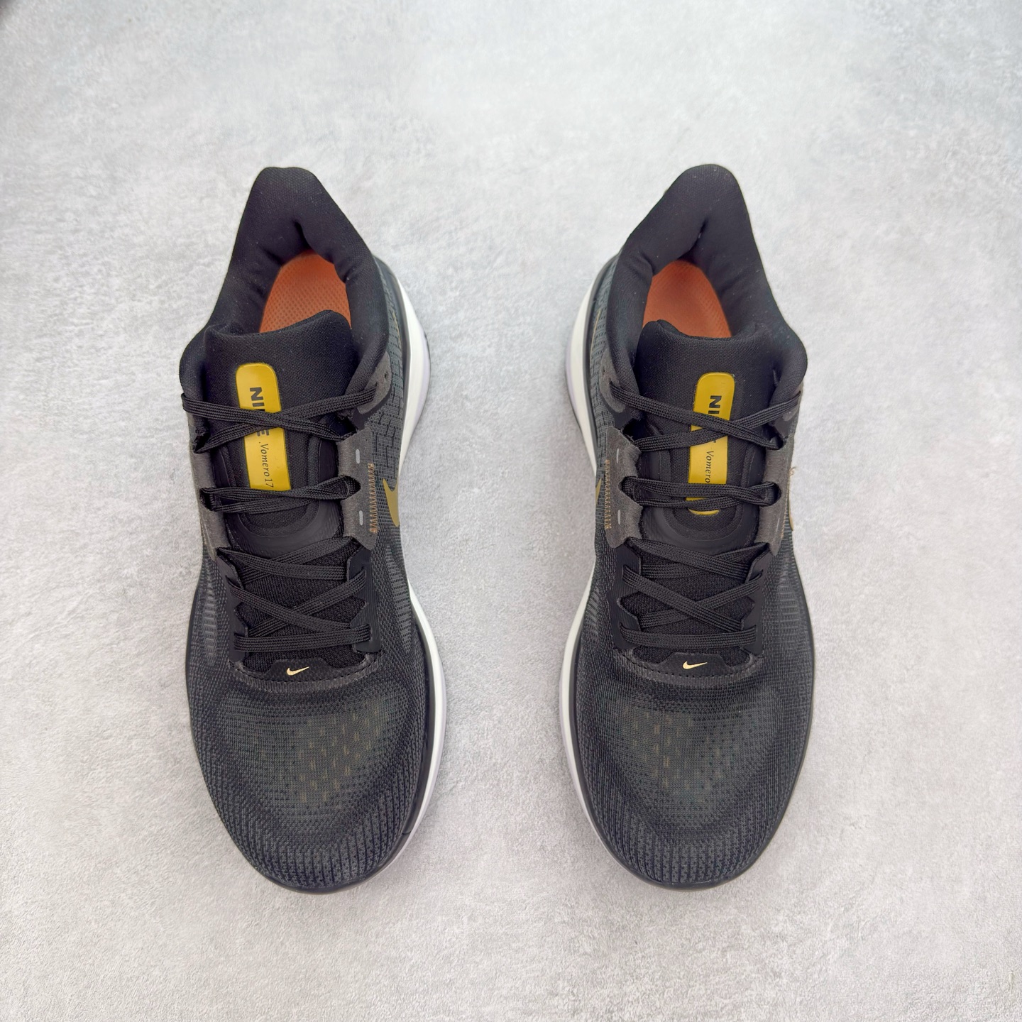 图片[2]-NK Air Zoom Vomero 17 轻便舒适公路跑步鞋 质感柔软 弹力充沛 助力一路畅跑 乐享不停 厚实泡绵缔造舒适的回弹效果 铸就出色跑步表现 该鞋款轻盈透气 带你步入舒适新境界 疾速刺激感和非凡舒适脚感交织 定能让跑者在迈步间找到渴望已久的跑步乐趣 自如掌控跑步节奏、配速和里程 足底缓震配置赋予双足柔软舒适感受 助你一路畅跑 缓震设计 在双足触地时有助提供舒适脚感 搭载性能出众的 ZoomX 和 Cushlon 泡绵 营造柔软舒适脚感 助你稳稳迈步 基于跑者反馈 简化中底设计 带来出色舒适感 尺码：36 36.5 37.5 38 38.5 39 40 40.5 41 42 42.5 43 44 44.5 45-选品中心