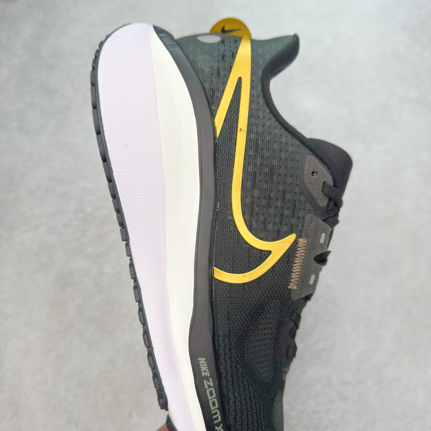 图片[6]-NK Air Zoom Vomero 17 轻便舒适公路跑步鞋 质感柔软 弹力充沛 助力一路畅跑 乐享不停 厚实泡绵缔造舒适的回弹效果 铸就出色跑步表现 该鞋款轻盈透气 带你步入舒适新境界 疾速刺激感和非凡舒适脚感交织 定能让跑者在迈步间找到渴望已久的跑步乐趣 自如掌控跑步节奏、配速和里程 足底缓震配置赋予双足柔软舒适感受 助你一路畅跑 缓震设计 在双足触地时有助提供舒适脚感 搭载性能出众的 ZoomX 和 Cushlon 泡绵 营造柔软舒适脚感 助你稳稳迈步 基于跑者反馈 简化中底设计 带来出色舒适感 尺码：36 36.5 37.5 38 38.5 39 40 40.5 41 42 42.5 43 44 44.5 45-选品中心