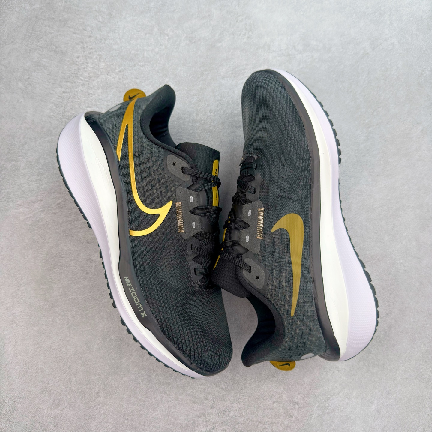 图片[3]-NK Air Zoom Vomero 17 轻便舒适公路跑步鞋 质感柔软 弹力充沛 助力一路畅跑 乐享不停 厚实泡绵缔造舒适的回弹效果 铸就出色跑步表现 该鞋款轻盈透气 带你步入舒适新境界 疾速刺激感和非凡舒适脚感交织 定能让跑者在迈步间找到渴望已久的跑步乐趣 自如掌控跑步节奏、配速和里程 足底缓震配置赋予双足柔软舒适感受 助你一路畅跑 缓震设计 在双足触地时有助提供舒适脚感 搭载性能出众的 ZoomX 和 Cushlon 泡绵 营造柔软舒适脚感 助你稳稳迈步 基于跑者反馈 简化中底设计 带来出色舒适感 尺码：36 36.5 37.5 38 38.5 39 40 40.5 41 42 42.5 43 44 44.5 45-选品中心