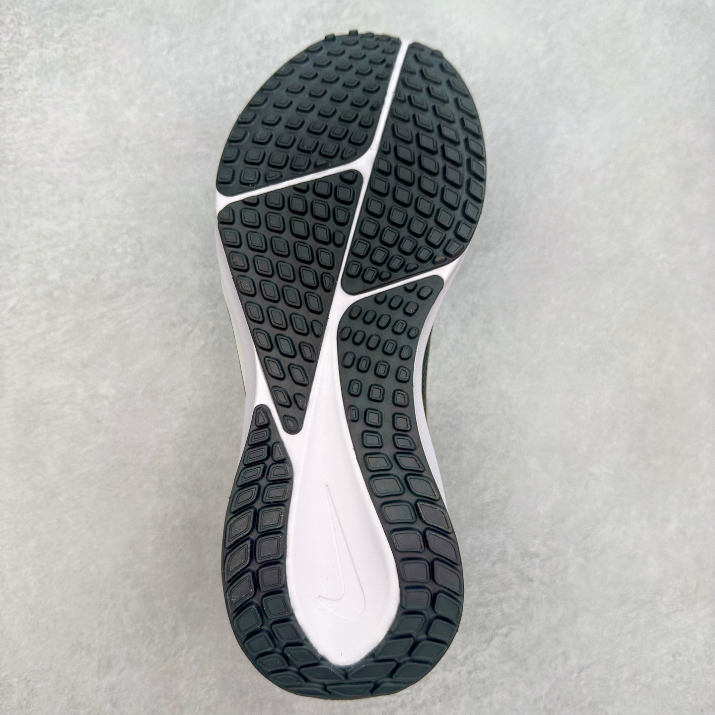 图片[9]-NK Air Zoom Vomero 17 轻便舒适公路跑步鞋 质感柔软 弹力充沛 助力一路畅跑 乐享不停 厚实泡绵缔造舒适的回弹效果 铸就出色跑步表现 该鞋款轻盈透气 带你步入舒适新境界 疾速刺激感和非凡舒适脚感交织 定能让跑者在迈步间找到渴望已久的跑步乐趣 自如掌控跑步节奏、配速和里程 足底缓震配置赋予双足柔软舒适感受 助你一路畅跑 缓震设计 在双足触地时有助提供舒适脚感 搭载性能出众的 ZoomX 和 Cushlon 泡绵 营造柔软舒适脚感 助你稳稳迈步 基于跑者反馈 简化中底设计 带来出色舒适感 尺码：36 36.5 37.5 38 38.5 39 40 40.5 41 42 42.5 43 44 44.5 45-选品中心