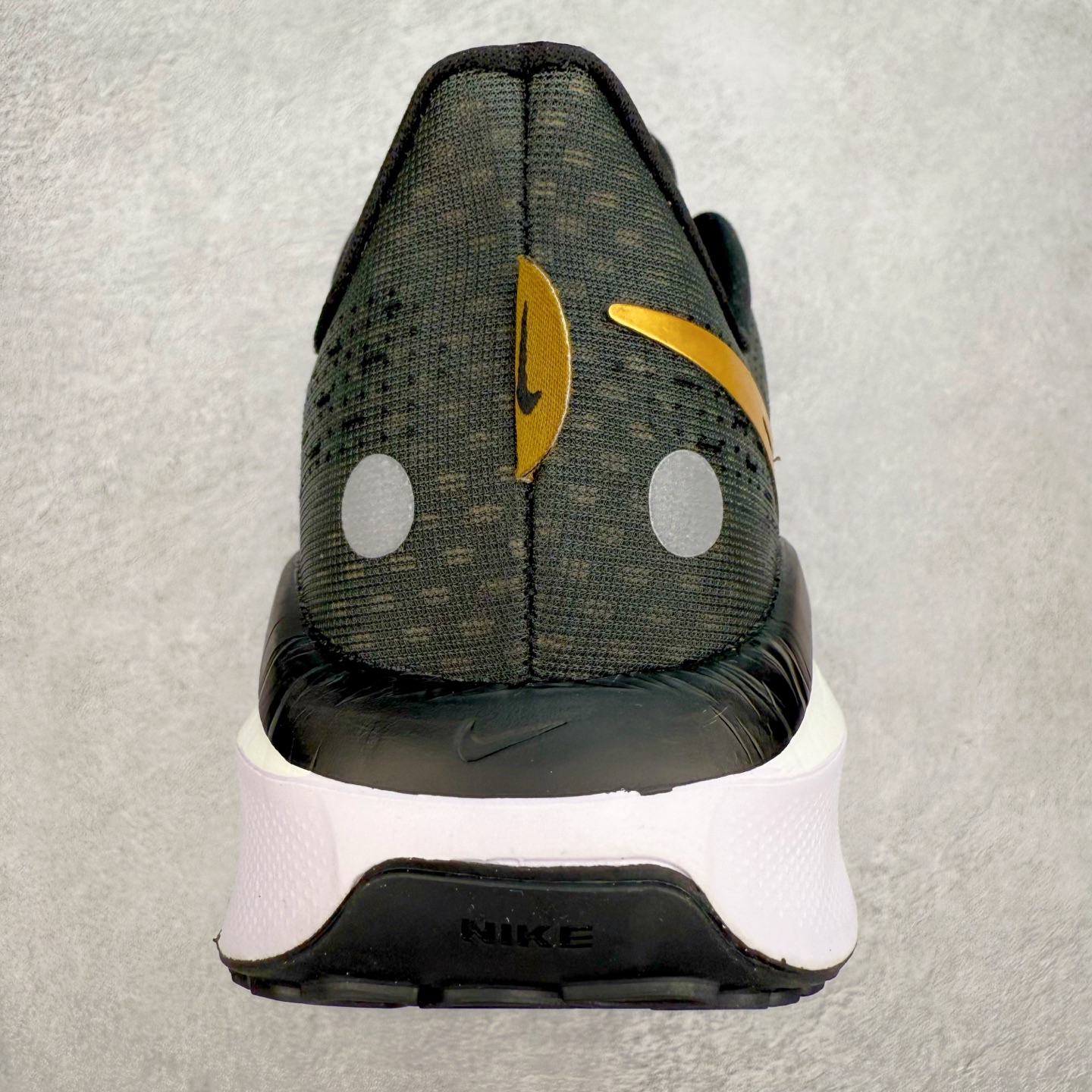 图片[8]-NK Air Zoom Vomero 17 轻便舒适公路跑步鞋 质感柔软 弹力充沛 助力一路畅跑 乐享不停 厚实泡绵缔造舒适的回弹效果 铸就出色跑步表现 该鞋款轻盈透气 带你步入舒适新境界 疾速刺激感和非凡舒适脚感交织 定能让跑者在迈步间找到渴望已久的跑步乐趣 自如掌控跑步节奏、配速和里程 足底缓震配置赋予双足柔软舒适感受 助你一路畅跑 缓震设计 在双足触地时有助提供舒适脚感 搭载性能出众的 ZoomX 和 Cushlon 泡绵 营造柔软舒适脚感 助你稳稳迈步 基于跑者反馈 简化中底设计 带来出色舒适感 尺码：36 36.5 37.5 38 38.5 39 40 40.5 41 42 42.5 43 44 44.5 45-选品中心