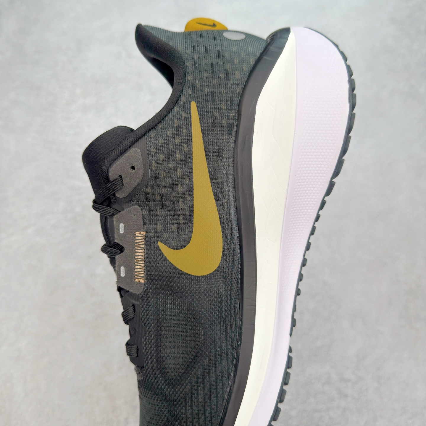 图片[7]-NK Air Zoom Vomero 17 轻便舒适公路跑步鞋 质感柔软 弹力充沛 助力一路畅跑 乐享不停 厚实泡绵缔造舒适的回弹效果 铸就出色跑步表现 该鞋款轻盈透气 带你步入舒适新境界 疾速刺激感和非凡舒适脚感交织 定能让跑者在迈步间找到渴望已久的跑步乐趣 自如掌控跑步节奏、配速和里程 足底缓震配置赋予双足柔软舒适感受 助你一路畅跑 缓震设计 在双足触地时有助提供舒适脚感 搭载性能出众的 ZoomX 和 Cushlon 泡绵 营造柔软舒适脚感 助你稳稳迈步 基于跑者反馈 简化中底设计 带来出色舒适感 尺码：36 36.5 37.5 38 38.5 39 40 40.5 41 42 42.5 43 44 44.5 45-选品中心