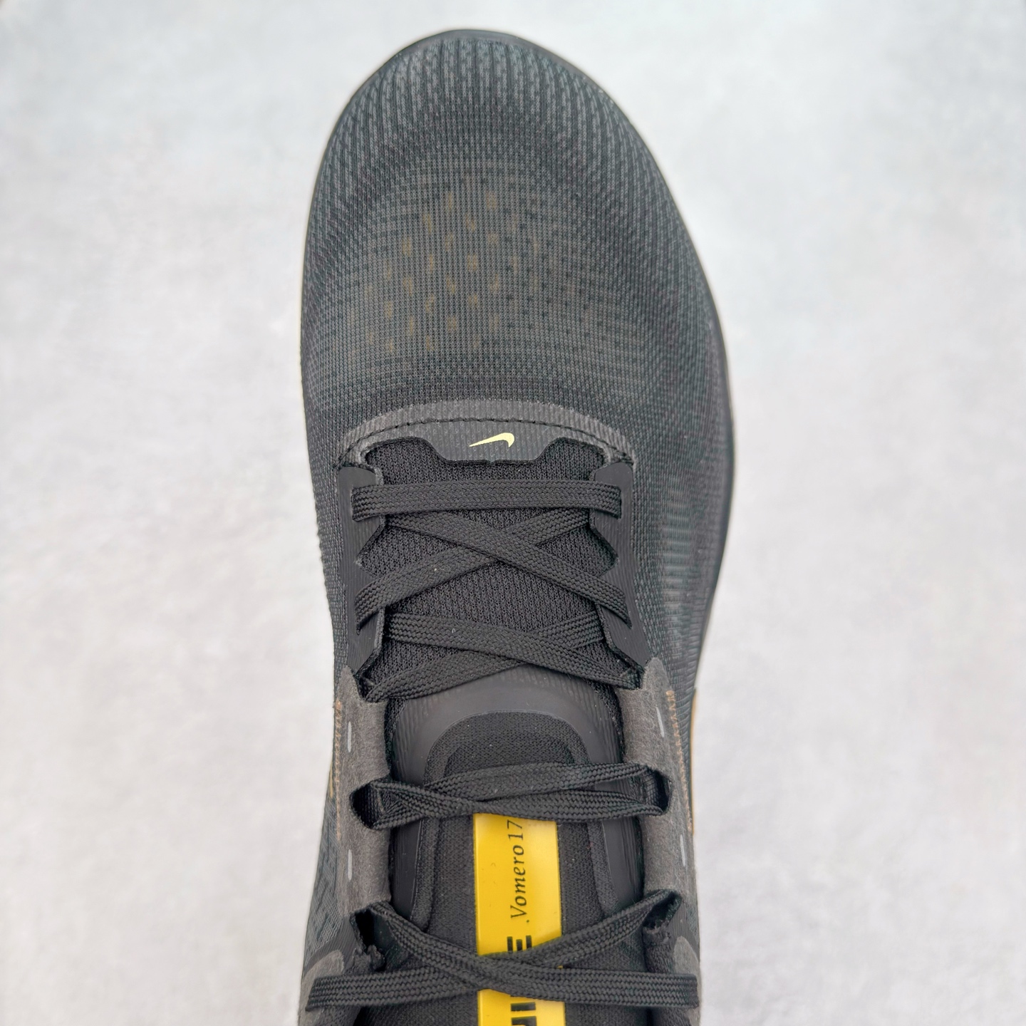 图片[4]-NK Air Zoom Vomero 17 轻便舒适公路跑步鞋 质感柔软 弹力充沛 助力一路畅跑 乐享不停 厚实泡绵缔造舒适的回弹效果 铸就出色跑步表现 该鞋款轻盈透气 带你步入舒适新境界 疾速刺激感和非凡舒适脚感交织 定能让跑者在迈步间找到渴望已久的跑步乐趣 自如掌控跑步节奏、配速和里程 足底缓震配置赋予双足柔软舒适感受 助你一路畅跑 缓震设计 在双足触地时有助提供舒适脚感 搭载性能出众的 ZoomX 和 Cushlon 泡绵 营造柔软舒适脚感 助你稳稳迈步 基于跑者反馈 简化中底设计 带来出色舒适感 尺码：36 36.5 37.5 38 38.5 39 40 40.5 41 42 42.5 43 44 44.5 45-选品中心