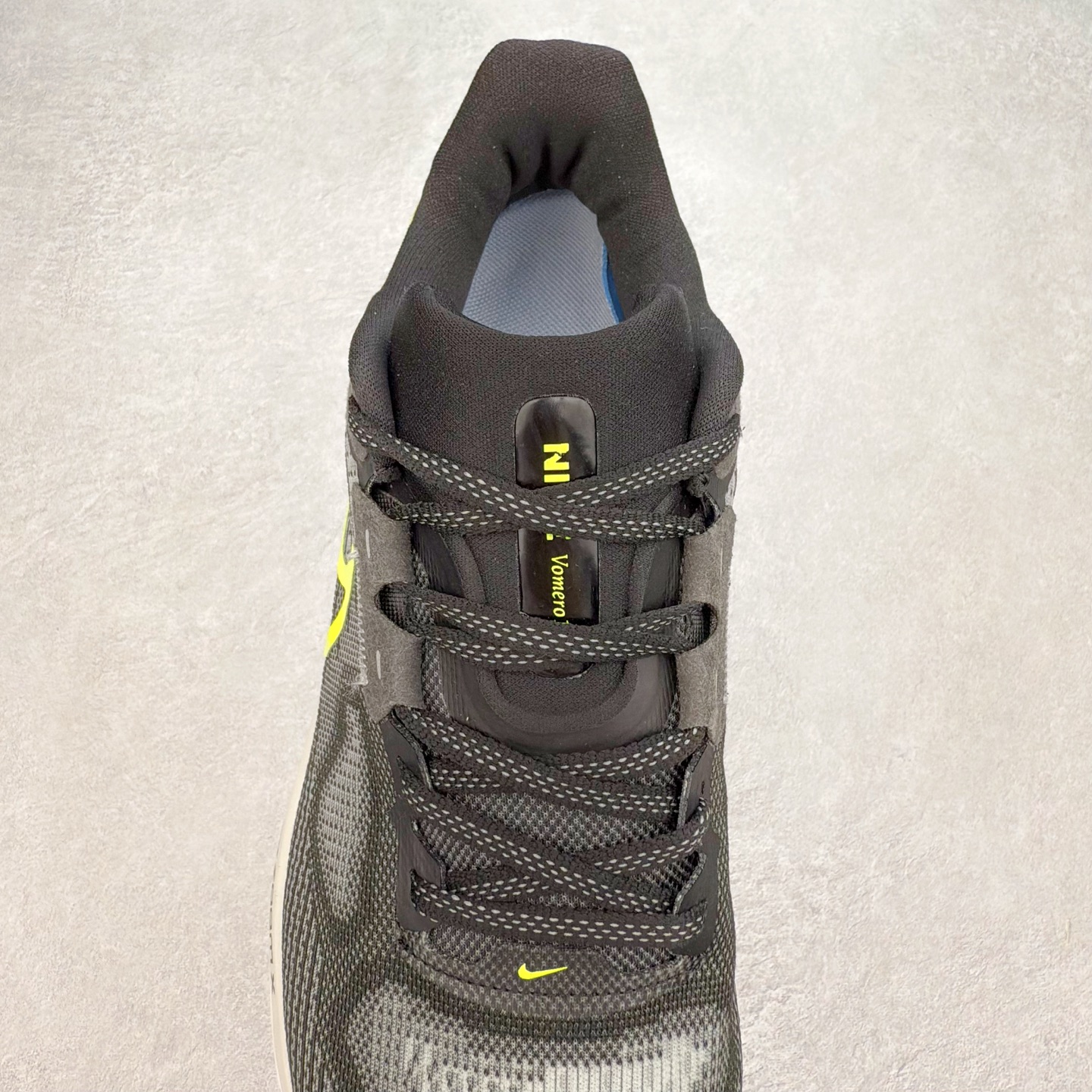 图片[5]-NK Air Zoom Vomero 17 轻便舒适公路跑步鞋 质感柔软 弹力充沛 助力一路畅跑 乐享不停 厚实泡绵缔造舒适的回弹效果 铸就出色跑步表现 该鞋款轻盈透气 带你步入舒适新境界 疾速刺激感和非凡舒适脚感交织 定能让跑者在迈步间找到渴望已久的跑步乐趣 自如掌控跑步节奏、配速和里程 足底缓震配置赋予双足柔软舒适感受 助你一路畅跑 缓震设计 在双足触地时有助提供舒适脚感 搭载性能出众的 ZoomX 和 Cushlon 泡绵 营造柔软舒适脚感 助你稳稳迈步 基于跑者反馈 简化中底设计 带来出色舒适感 尺码：36 36.5 37.5 38 38.5 39 40 40.5 41 42 42.5 43 44 44.5 45-选品中心