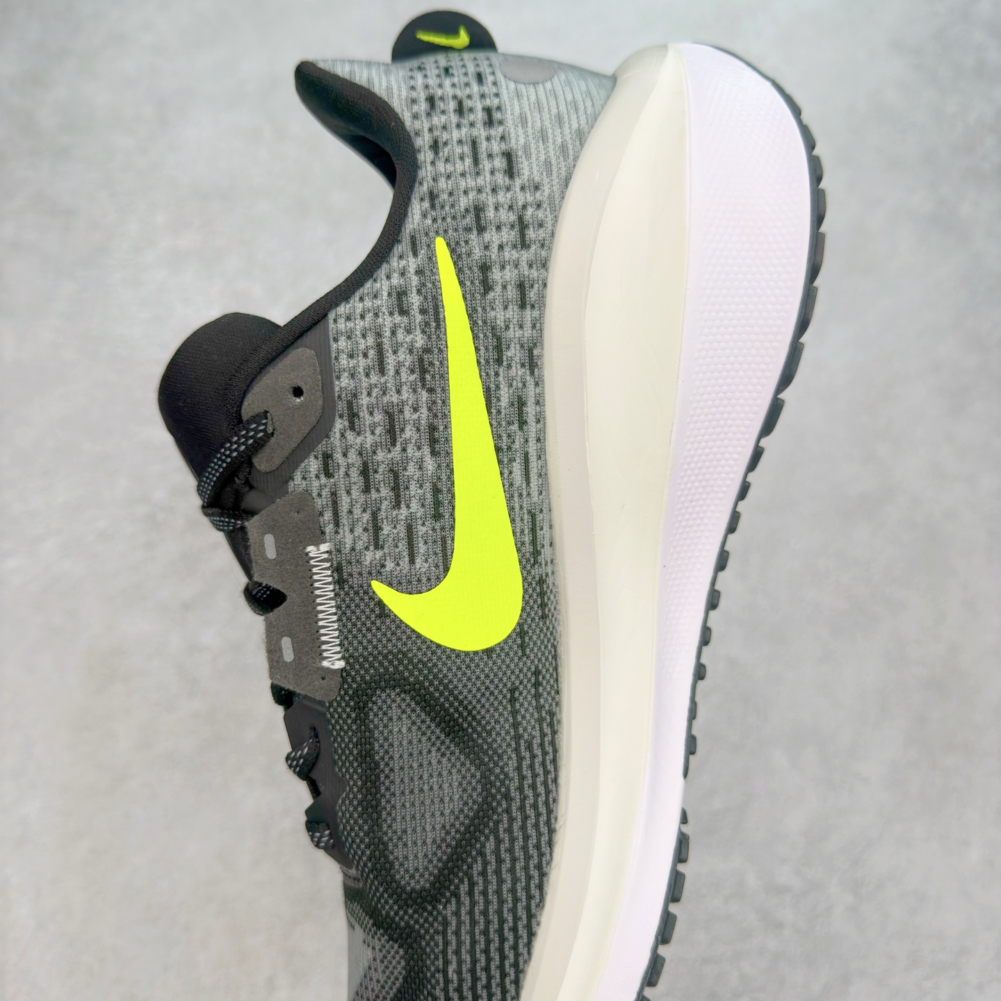 图片[7]-NK Air Zoom Vomero 17 轻便舒适公路跑步鞋 质感柔软 弹力充沛 助力一路畅跑 乐享不停 厚实泡绵缔造舒适的回弹效果 铸就出色跑步表现 该鞋款轻盈透气 带你步入舒适新境界 疾速刺激感和非凡舒适脚感交织 定能让跑者在迈步间找到渴望已久的跑步乐趣 自如掌控跑步节奏、配速和里程 足底缓震配置赋予双足柔软舒适感受 助你一路畅跑 缓震设计 在双足触地时有助提供舒适脚感 搭载性能出众的 ZoomX 和 Cushlon 泡绵 营造柔软舒适脚感 助你稳稳迈步 基于跑者反馈 简化中底设计 带来出色舒适感 尺码：36 36.5 37.5 38 38.5 39 40 40.5 41 42 42.5 43 44 44.5 45-选品中心