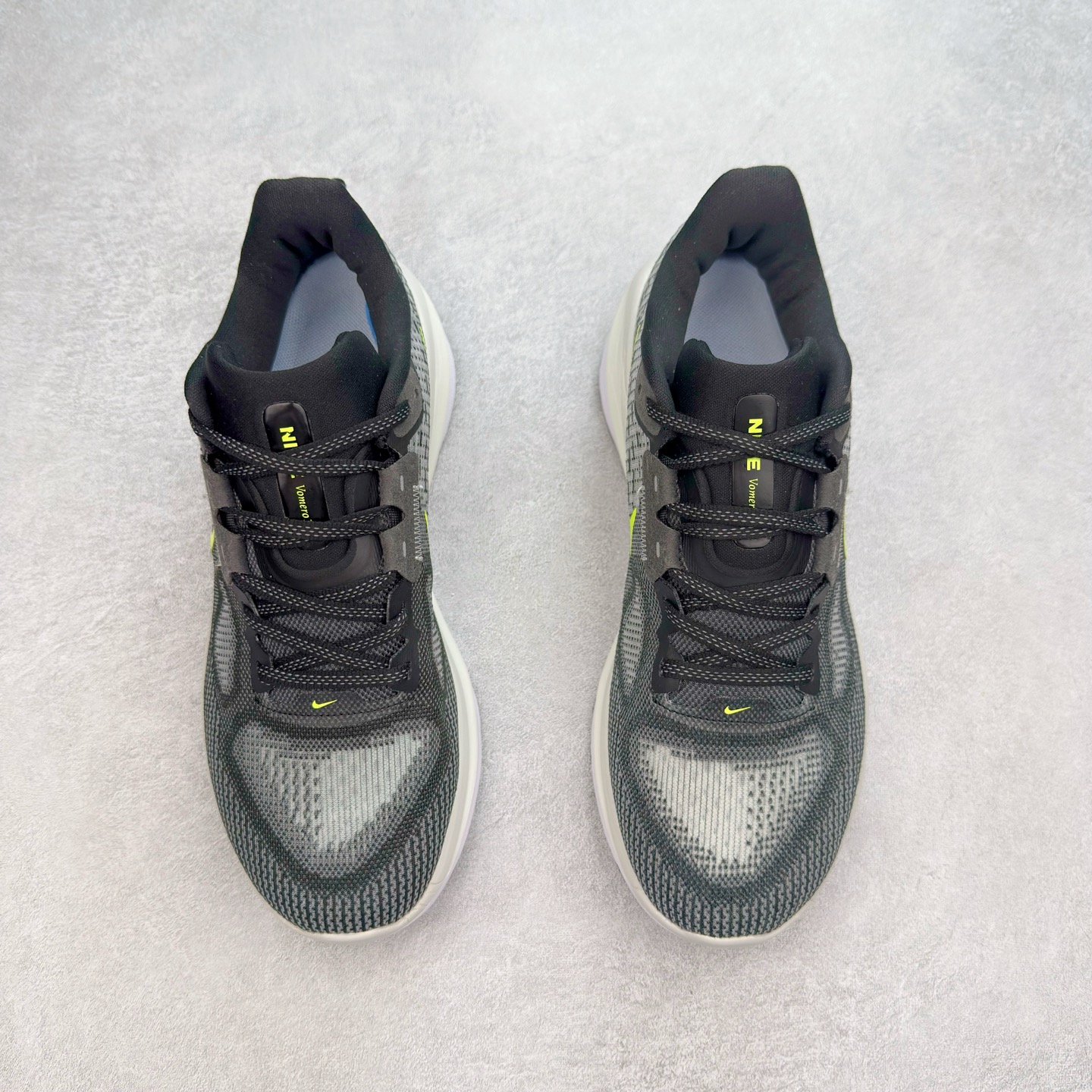 图片[2]-NK Air Zoom Vomero 17 轻便舒适公路跑步鞋 质感柔软 弹力充沛 助力一路畅跑 乐享不停 厚实泡绵缔造舒适的回弹效果 铸就出色跑步表现 该鞋款轻盈透气 带你步入舒适新境界 疾速刺激感和非凡舒适脚感交织 定能让跑者在迈步间找到渴望已久的跑步乐趣 自如掌控跑步节奏、配速和里程 足底缓震配置赋予双足柔软舒适感受 助你一路畅跑 缓震设计 在双足触地时有助提供舒适脚感 搭载性能出众的 ZoomX 和 Cushlon 泡绵 营造柔软舒适脚感 助你稳稳迈步 基于跑者反馈 简化中底设计 带来出色舒适感 尺码：36 36.5 37.5 38 38.5 39 40 40.5 41 42 42.5 43 44 44.5 45-选品中心