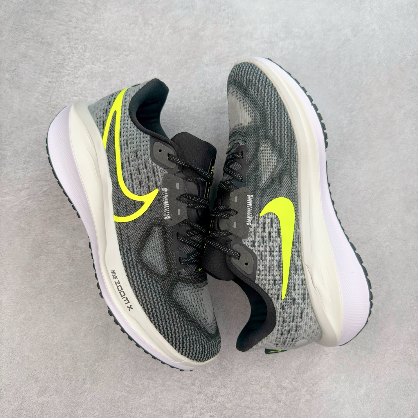 图片[3]-NK Air Zoom Vomero 17 轻便舒适公路跑步鞋 质感柔软 弹力充沛 助力一路畅跑 乐享不停 厚实泡绵缔造舒适的回弹效果 铸就出色跑步表现 该鞋款轻盈透气 带你步入舒适新境界 疾速刺激感和非凡舒适脚感交织 定能让跑者在迈步间找到渴望已久的跑步乐趣 自如掌控跑步节奏、配速和里程 足底缓震配置赋予双足柔软舒适感受 助你一路畅跑 缓震设计 在双足触地时有助提供舒适脚感 搭载性能出众的 ZoomX 和 Cushlon 泡绵 营造柔软舒适脚感 助你稳稳迈步 基于跑者反馈 简化中底设计 带来出色舒适感 尺码：36 36.5 37.5 38 38.5 39 40 40.5 41 42 42.5 43 44 44.5 45-选品中心