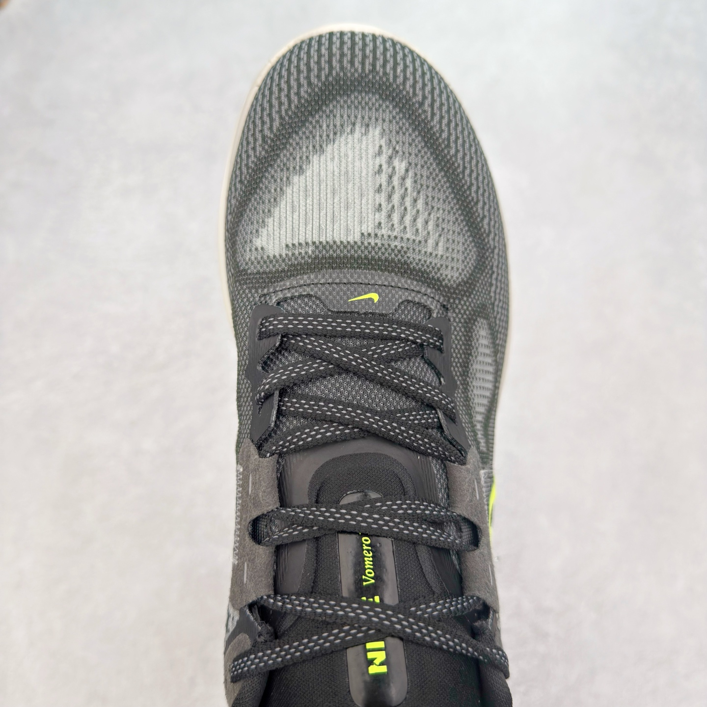 图片[4]-NK Air Zoom Vomero 17 轻便舒适公路跑步鞋 质感柔软 弹力充沛 助力一路畅跑 乐享不停 厚实泡绵缔造舒适的回弹效果 铸就出色跑步表现 该鞋款轻盈透气 带你步入舒适新境界 疾速刺激感和非凡舒适脚感交织 定能让跑者在迈步间找到渴望已久的跑步乐趣 自如掌控跑步节奏、配速和里程 足底缓震配置赋予双足柔软舒适感受 助你一路畅跑 缓震设计 在双足触地时有助提供舒适脚感 搭载性能出众的 ZoomX 和 Cushlon 泡绵 营造柔软舒适脚感 助你稳稳迈步 基于跑者反馈 简化中底设计 带来出色舒适感 尺码：36 36.5 37.5 38 38.5 39 40 40.5 41 42 42.5 43 44 44.5 45-选品中心