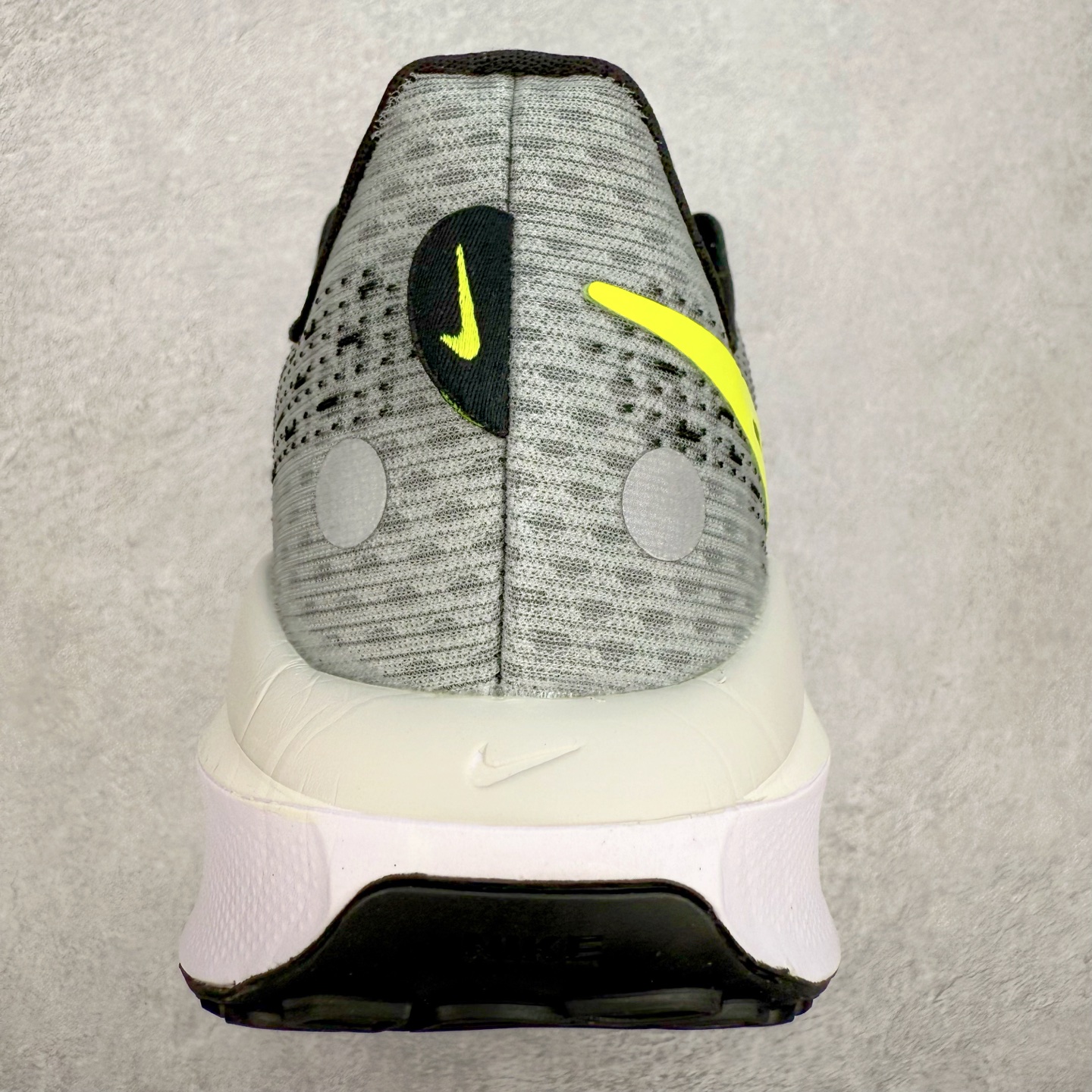 图片[8]-NK Air Zoom Vomero 17 轻便舒适公路跑步鞋 质感柔软 弹力充沛 助力一路畅跑 乐享不停 厚实泡绵缔造舒适的回弹效果 铸就出色跑步表现 该鞋款轻盈透气 带你步入舒适新境界 疾速刺激感和非凡舒适脚感交织 定能让跑者在迈步间找到渴望已久的跑步乐趣 自如掌控跑步节奏、配速和里程 足底缓震配置赋予双足柔软舒适感受 助你一路畅跑 缓震设计 在双足触地时有助提供舒适脚感 搭载性能出众的 ZoomX 和 Cushlon 泡绵 营造柔软舒适脚感 助你稳稳迈步 基于跑者反馈 简化中底设计 带来出色舒适感 尺码：36 36.5 37.5 38 38.5 39 40 40.5 41 42 42.5 43 44 44.5 45-选品中心