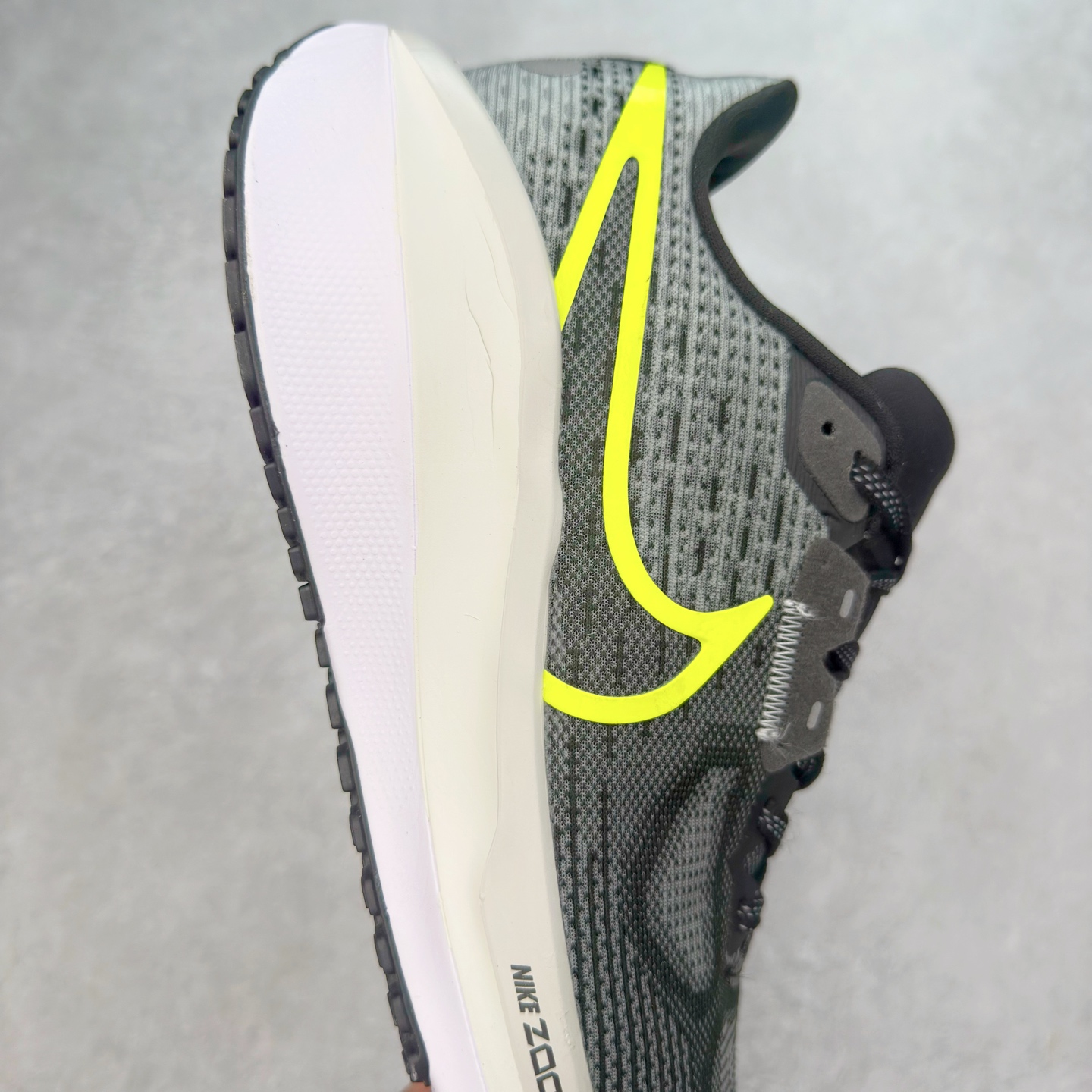 图片[6]-NK Air Zoom Vomero 17 轻便舒适公路跑步鞋 质感柔软 弹力充沛 助力一路畅跑 乐享不停 厚实泡绵缔造舒适的回弹效果 铸就出色跑步表现 该鞋款轻盈透气 带你步入舒适新境界 疾速刺激感和非凡舒适脚感交织 定能让跑者在迈步间找到渴望已久的跑步乐趣 自如掌控跑步节奏、配速和里程 足底缓震配置赋予双足柔软舒适感受 助你一路畅跑 缓震设计 在双足触地时有助提供舒适脚感 搭载性能出众的 ZoomX 和 Cushlon 泡绵 营造柔软舒适脚感 助你稳稳迈步 基于跑者反馈 简化中底设计 带来出色舒适感 尺码：36 36.5 37.5 38 38.5 39 40 40.5 41 42 42.5 43 44 44.5 45-选品中心