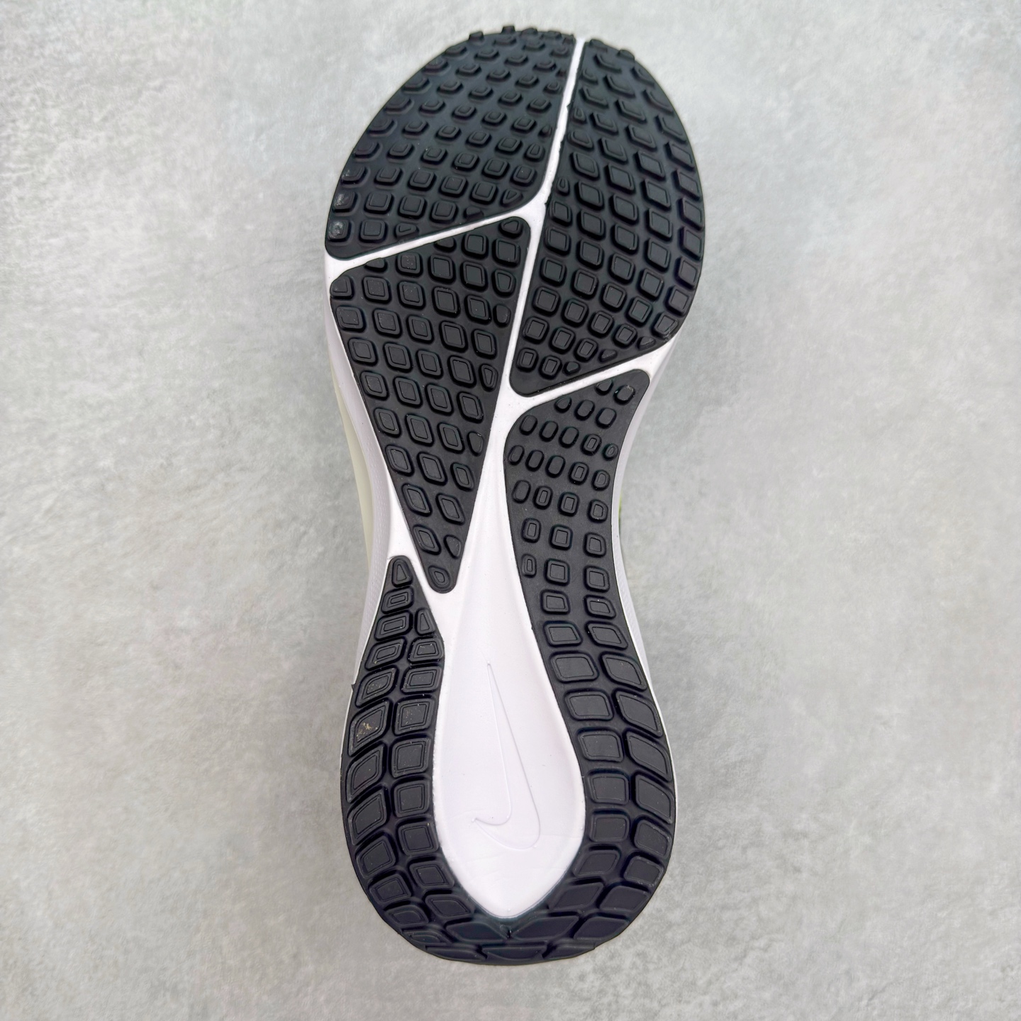 图片[9]-NK Air Zoom Vomero 17 轻便舒适公路跑步鞋 质感柔软 弹力充沛 助力一路畅跑 乐享不停 厚实泡绵缔造舒适的回弹效果 铸就出色跑步表现 该鞋款轻盈透气 带你步入舒适新境界 疾速刺激感和非凡舒适脚感交织 定能让跑者在迈步间找到渴望已久的跑步乐趣 自如掌控跑步节奏、配速和里程 足底缓震配置赋予双足柔软舒适感受 助你一路畅跑 缓震设计 在双足触地时有助提供舒适脚感 搭载性能出众的 ZoomX 和 Cushlon 泡绵 营造柔软舒适脚感 助你稳稳迈步 基于跑者反馈 简化中底设计 带来出色舒适感 尺码：36 36.5 37.5 38 38.5 39 40 40.5 41 42 42.5 43 44 44.5 45-选品中心