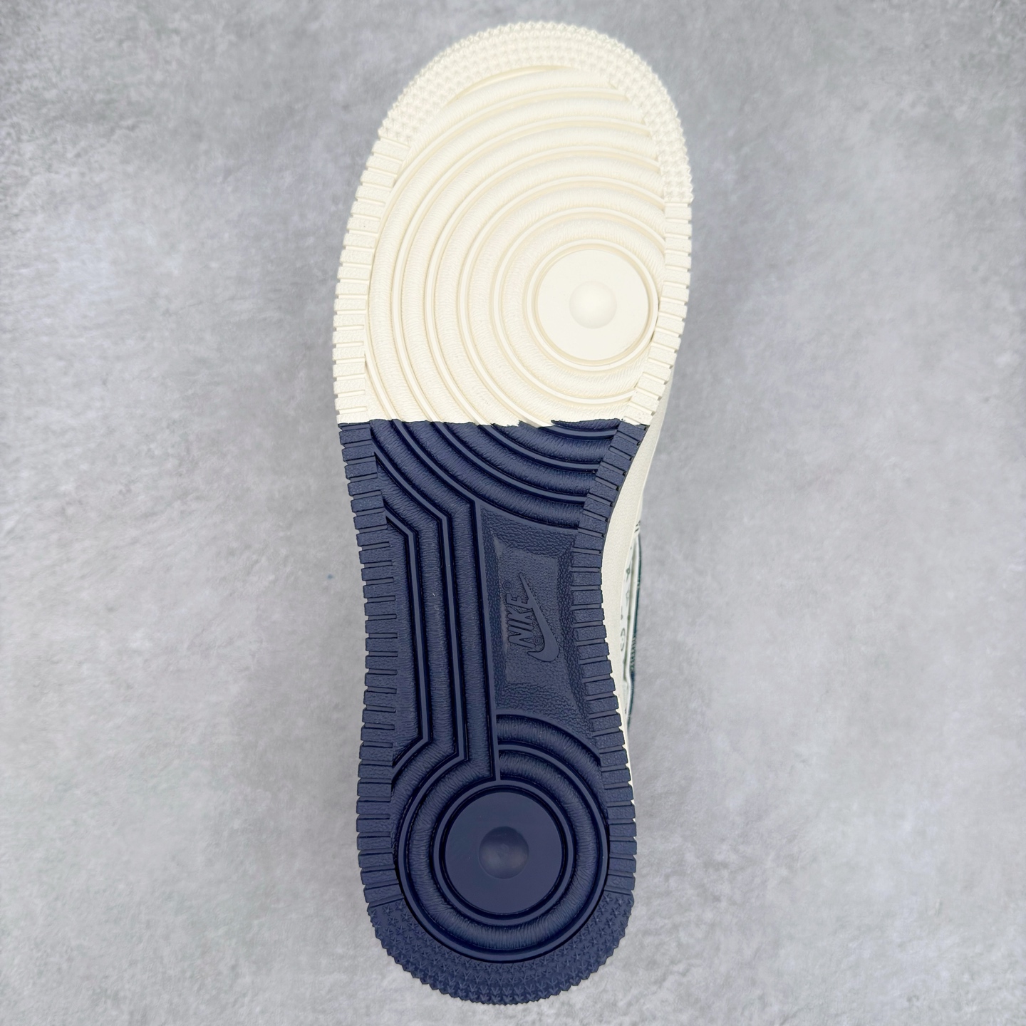 图片[9]-NK Air Force 1´07 Low 空军一号低帮百搭休闲运动板鞋 YX5066-342 柔软、弹性十足的缓震性能和出色的中底设计 横跨复古与现代的外型结合 造就出风靡全球 三十多年的Force 1 直到今天还深受青睐 实拍调校N版已经零色差零失真 百分百还原实物色彩所见即所得 不存在货不对板色差等低级问题 选购参考实物拍摄 不混卖不参货 只用心做好货严格选品 承诺混一赔十 尺码：36 36.5 37.5 38 38.5 39 40 40.5 41 42 42.5 43 44 44.5 45-选品中心