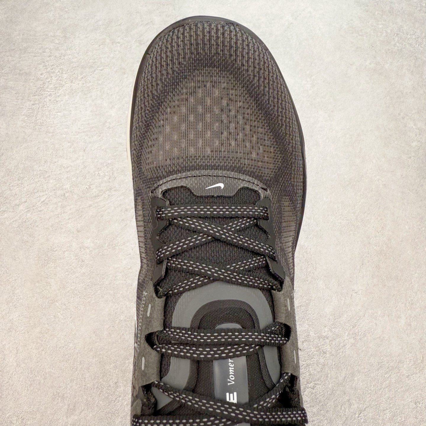 图片[4]-NK Air Zoom Vomero 17 轻便舒适公路跑步鞋 质感柔软 弹力充沛 助力一路畅跑 乐享不停 厚实泡绵缔造舒适的回弹效果 铸就出色跑步表现 该鞋款轻盈透气 带你步入舒适新境界 疾速刺激感和非凡舒适脚感交织 定能让跑者在迈步间找到渴望已久的跑步乐趣 自如掌控跑步节奏、配速和里程 足底缓震配置赋予双足柔软舒适感受 助你一路畅跑 缓震设计 在双足触地时有助提供舒适脚感 搭载性能出众的 ZoomX 和 Cushlon 泡绵 营造柔软舒适脚感 助你稳稳迈步 基于跑者反馈 简化中底设计 带来出色舒适感 尺码：36 36.5 37.5 38 38.5 39 40 40.5 41 42 42.5 43 44 44.5 45-选品中心