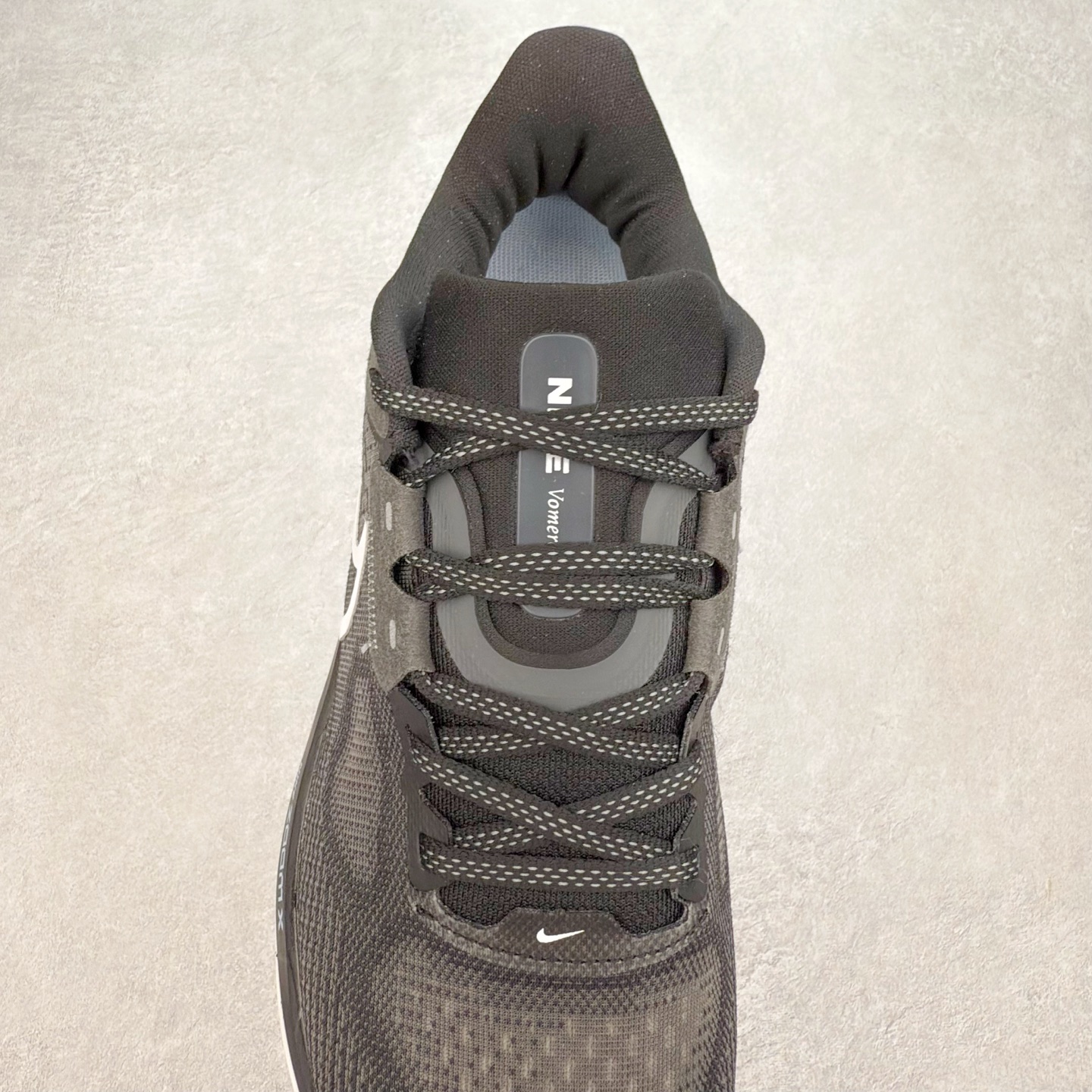 图片[5]-NK Air Zoom Vomero 17 轻便舒适公路跑步鞋 质感柔软 弹力充沛 助力一路畅跑 乐享不停 厚实泡绵缔造舒适的回弹效果 铸就出色跑步表现 该鞋款轻盈透气 带你步入舒适新境界 疾速刺激感和非凡舒适脚感交织 定能让跑者在迈步间找到渴望已久的跑步乐趣 自如掌控跑步节奏、配速和里程 足底缓震配置赋予双足柔软舒适感受 助你一路畅跑 缓震设计 在双足触地时有助提供舒适脚感 搭载性能出众的 ZoomX 和 Cushlon 泡绵 营造柔软舒适脚感 助你稳稳迈步 基于跑者反馈 简化中底设计 带来出色舒适感 尺码：36 36.5 37.5 38 38.5 39 40 40.5 41 42 42.5 43 44 44.5 45-选品中心