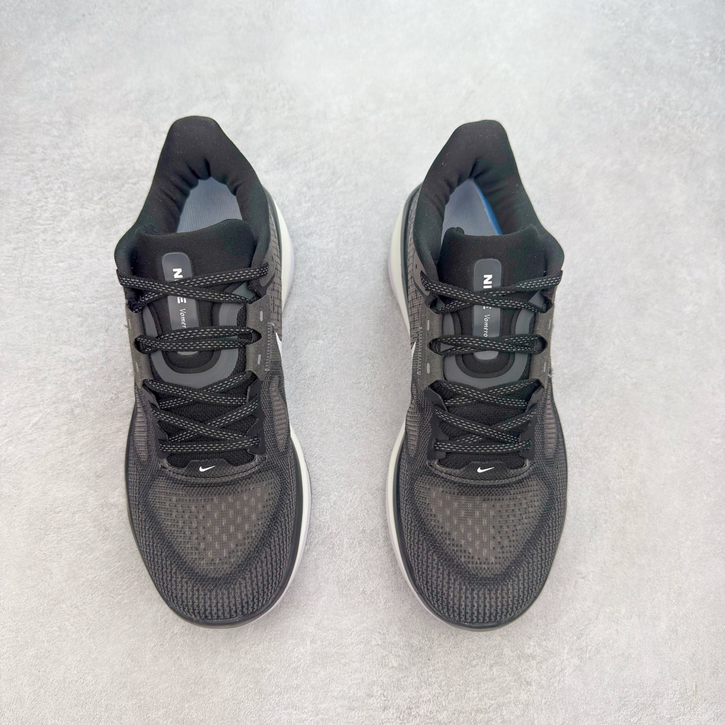 图片[2]-NK Air Zoom Vomero 17 轻便舒适公路跑步鞋 质感柔软 弹力充沛 助力一路畅跑 乐享不停 厚实泡绵缔造舒适的回弹效果 铸就出色跑步表现 该鞋款轻盈透气 带你步入舒适新境界 疾速刺激感和非凡舒适脚感交织 定能让跑者在迈步间找到渴望已久的跑步乐趣 自如掌控跑步节奏、配速和里程 足底缓震配置赋予双足柔软舒适感受 助你一路畅跑 缓震设计 在双足触地时有助提供舒适脚感 搭载性能出众的 ZoomX 和 Cushlon 泡绵 营造柔软舒适脚感 助你稳稳迈步 基于跑者反馈 简化中底设计 带来出色舒适感 尺码：36 36.5 37.5 38 38.5 39 40 40.5 41 42 42.5 43 44 44.5 45-选品中心