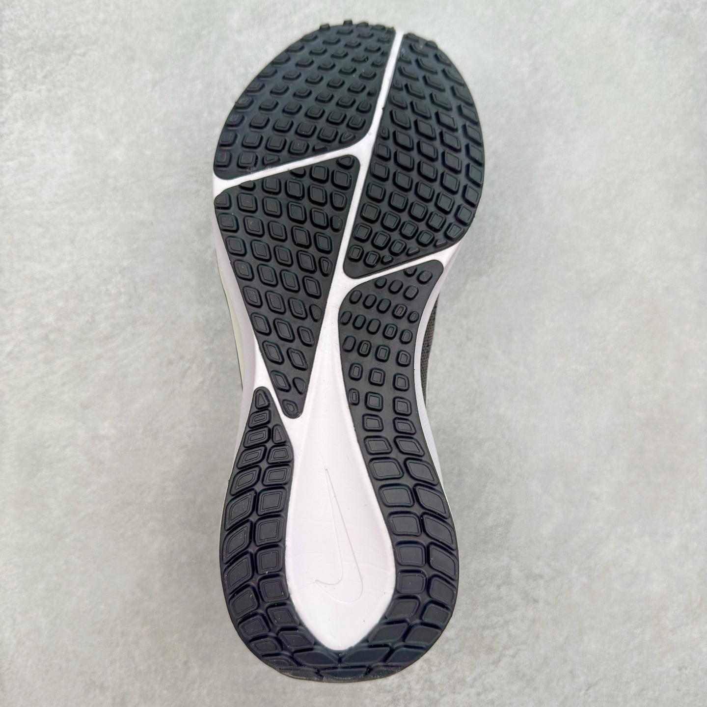 图片[9]-NK Air Zoom Vomero 17 轻便舒适公路跑步鞋 质感柔软 弹力充沛 助力一路畅跑 乐享不停 厚实泡绵缔造舒适的回弹效果 铸就出色跑步表现 该鞋款轻盈透气 带你步入舒适新境界 疾速刺激感和非凡舒适脚感交织 定能让跑者在迈步间找到渴望已久的跑步乐趣 自如掌控跑步节奏、配速和里程 足底缓震配置赋予双足柔软舒适感受 助你一路畅跑 缓震设计 在双足触地时有助提供舒适脚感 搭载性能出众的 ZoomX 和 Cushlon 泡绵 营造柔软舒适脚感 助你稳稳迈步 基于跑者反馈 简化中底设计 带来出色舒适感 尺码：36 36.5 37.5 38 38.5 39 40 40.5 41 42 42.5 43 44 44.5 45-选品中心