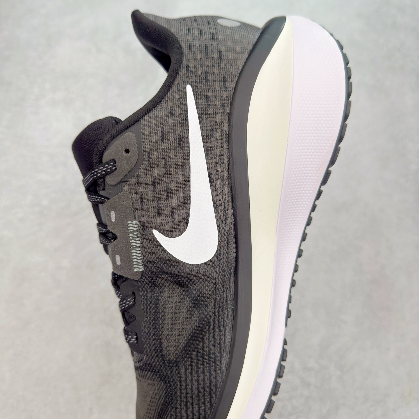 图片[7]-NK Air Zoom Vomero 17 轻便舒适公路跑步鞋 质感柔软 弹力充沛 助力一路畅跑 乐享不停 厚实泡绵缔造舒适的回弹效果 铸就出色跑步表现 该鞋款轻盈透气 带你步入舒适新境界 疾速刺激感和非凡舒适脚感交织 定能让跑者在迈步间找到渴望已久的跑步乐趣 自如掌控跑步节奏、配速和里程 足底缓震配置赋予双足柔软舒适感受 助你一路畅跑 缓震设计 在双足触地时有助提供舒适脚感 搭载性能出众的 ZoomX 和 Cushlon 泡绵 营造柔软舒适脚感 助你稳稳迈步 基于跑者反馈 简化中底设计 带来出色舒适感 尺码：36 36.5 37.5 38 38.5 39 40 40.5 41 42 42.5 43 44 44.5 45-选品中心