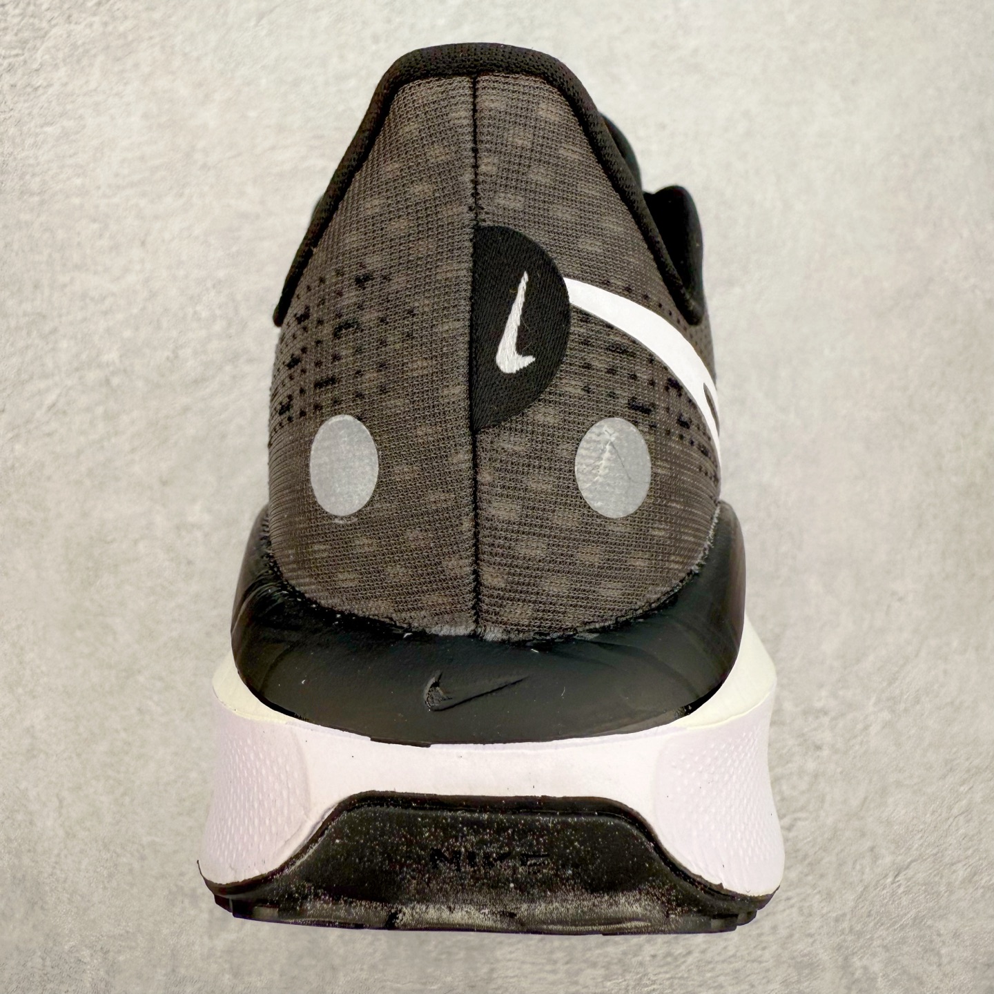 图片[8]-NK Air Zoom Vomero 17 轻便舒适公路跑步鞋 质感柔软 弹力充沛 助力一路畅跑 乐享不停 厚实泡绵缔造舒适的回弹效果 铸就出色跑步表现 该鞋款轻盈透气 带你步入舒适新境界 疾速刺激感和非凡舒适脚感交织 定能让跑者在迈步间找到渴望已久的跑步乐趣 自如掌控跑步节奏、配速和里程 足底缓震配置赋予双足柔软舒适感受 助你一路畅跑 缓震设计 在双足触地时有助提供舒适脚感 搭载性能出众的 ZoomX 和 Cushlon 泡绵 营造柔软舒适脚感 助你稳稳迈步 基于跑者反馈 简化中底设计 带来出色舒适感 尺码：36 36.5 37.5 38 38.5 39 40 40.5 41 42 42.5 43 44 44.5 45-选品中心