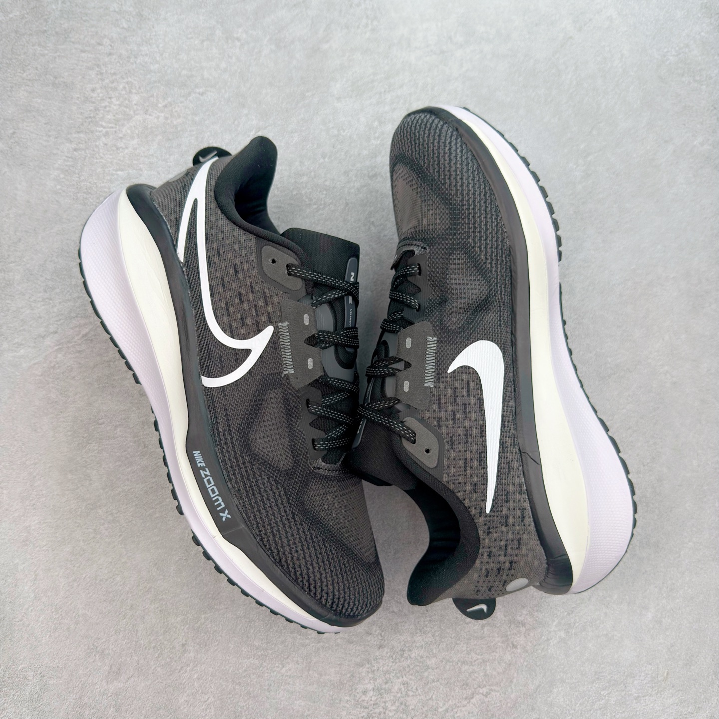 图片[3]-NK Air Zoom Vomero 17 轻便舒适公路跑步鞋 质感柔软 弹力充沛 助力一路畅跑 乐享不停 厚实泡绵缔造舒适的回弹效果 铸就出色跑步表现 该鞋款轻盈透气 带你步入舒适新境界 疾速刺激感和非凡舒适脚感交织 定能让跑者在迈步间找到渴望已久的跑步乐趣 自如掌控跑步节奏、配速和里程 足底缓震配置赋予双足柔软舒适感受 助你一路畅跑 缓震设计 在双足触地时有助提供舒适脚感 搭载性能出众的 ZoomX 和 Cushlon 泡绵 营造柔软舒适脚感 助你稳稳迈步 基于跑者反馈 简化中底设计 带来出色舒适感 尺码：36 36.5 37.5 38 38.5 39 40 40.5 41 42 42.5 43 44 44.5 45-选品中心