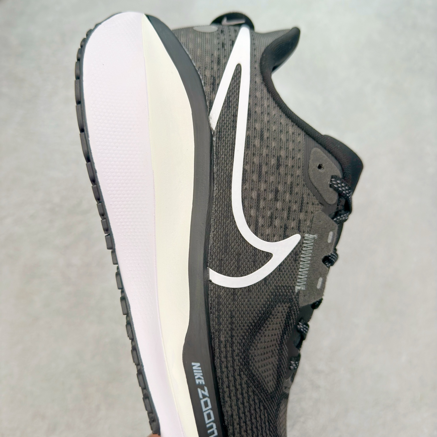 图片[6]-NK Air Zoom Vomero 17 轻便舒适公路跑步鞋 质感柔软 弹力充沛 助力一路畅跑 乐享不停 厚实泡绵缔造舒适的回弹效果 铸就出色跑步表现 该鞋款轻盈透气 带你步入舒适新境界 疾速刺激感和非凡舒适脚感交织 定能让跑者在迈步间找到渴望已久的跑步乐趣 自如掌控跑步节奏、配速和里程 足底缓震配置赋予双足柔软舒适感受 助你一路畅跑 缓震设计 在双足触地时有助提供舒适脚感 搭载性能出众的 ZoomX 和 Cushlon 泡绵 营造柔软舒适脚感 助你稳稳迈步 基于跑者反馈 简化中底设计 带来出色舒适感 尺码：36 36.5 37.5 38 38.5 39 40 40.5 41 42 42.5 43 44 44.5 45-选品中心