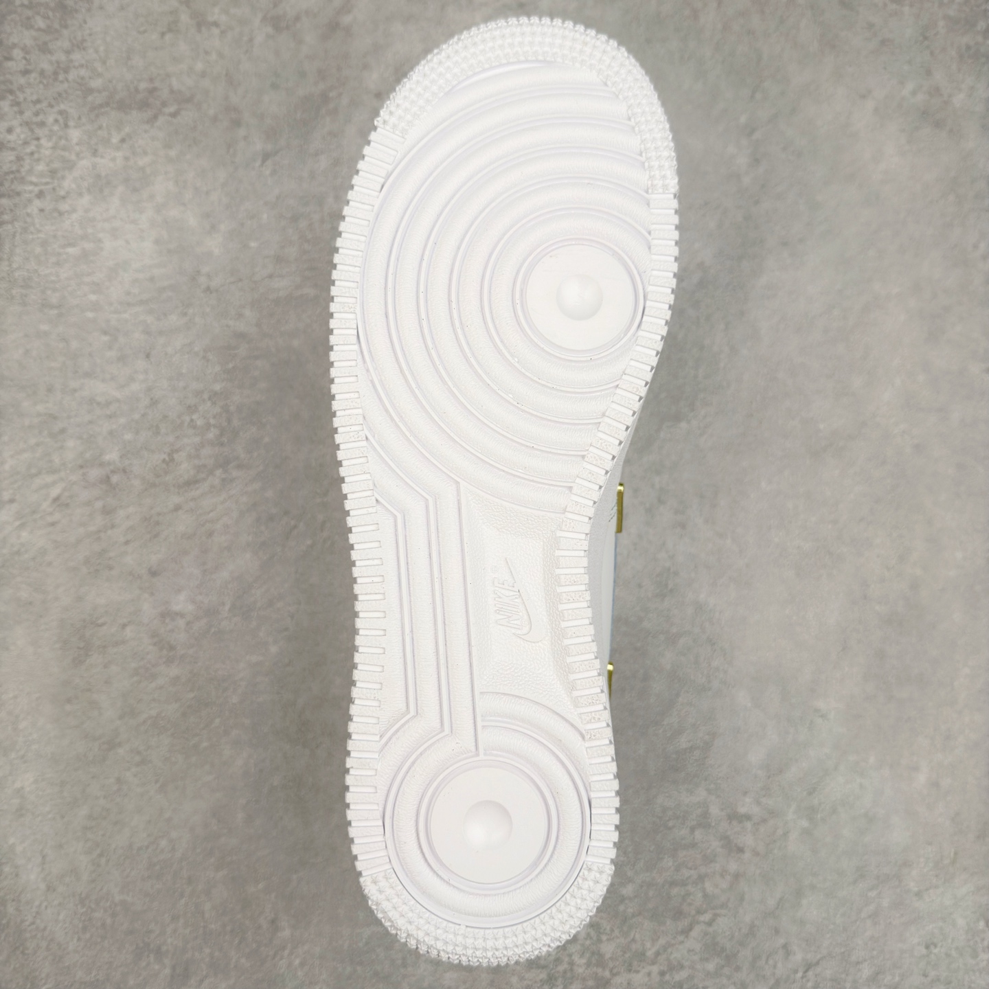 图片[9]-NK Air Force 1´07 Low 空军一号低帮百搭休闲运动板鞋 ZH0316-084 柔软、弹性十足的缓震性能和出色的中底设计 横跨复古与现代的外型结合 造就出风靡全球 三十多年的Force 1 直到今天还深受青睐 实拍调校N版已经零色差零失真 百分百还原实物色彩所见即所得 不存在货不对板色差等低级问题 选购参考实物拍摄 不混卖不参货 只用心做好货严格选品 承诺混一赔十 尺码：36 36.5 37.5 38 38.5 39 40 40.5 41 42 42.5 43 44 44.5 45-选品中心