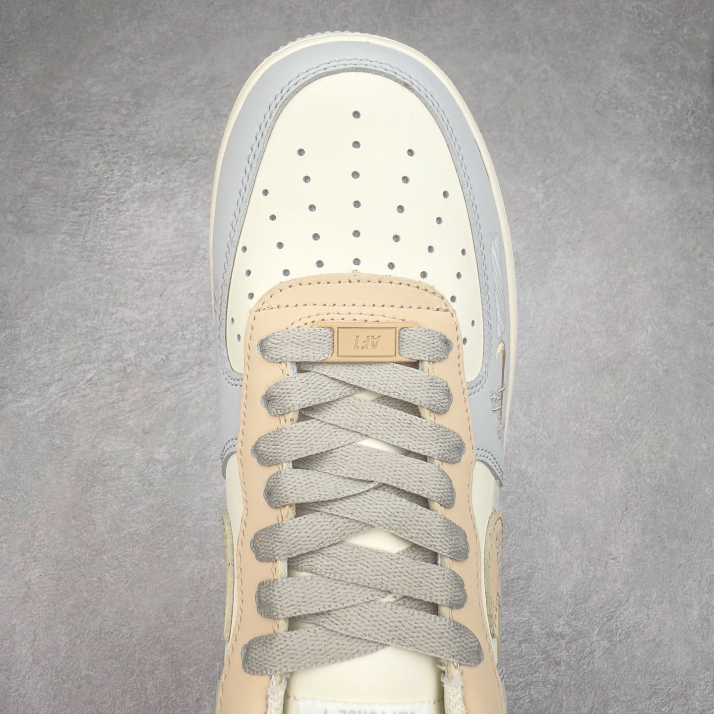 图片[4]-NK Air Force 1´07 Low 空军一号低帮百搭休闲运动板鞋 DB3310-111 柔软、弹性十足的缓震性能和出色的中底设计 横跨复古与现代的外型结合 造就出风靡全球 三十多年的Force 1 直到今天还深受青睐 实拍调校N版已经零色差零失真 百分百还原实物色彩所见即所得 不存在货不对板色差等低级问题 选购参考实物拍摄 不混卖不参货 只用心做好货严格选品 承诺混一赔十 尺码：36 36.5 37.5 38 38.5 39 40 40.5 41 42 42.5 43 44 44.5 45-选品中心