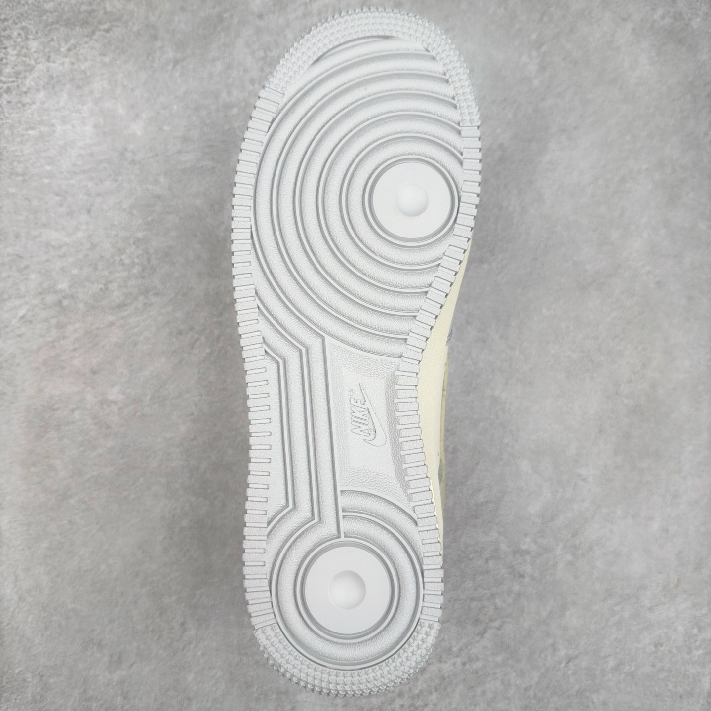 图片[9]-NK Air Force 1´07 Low 空军一号低帮百搭休闲运动板鞋 DB3310-111 柔软、弹性十足的缓震性能和出色的中底设计 横跨复古与现代的外型结合 造就出风靡全球 三十多年的Force 1 直到今天还深受青睐 实拍调校N版已经零色差零失真 百分百还原实物色彩所见即所得 不存在货不对板色差等低级问题 选购参考实物拍摄 不混卖不参货 只用心做好货严格选品 承诺混一赔十 尺码：36 36.5 37.5 38 38.5 39 40 40.5 41 42 42.5 43 44 44.5 45-选品中心