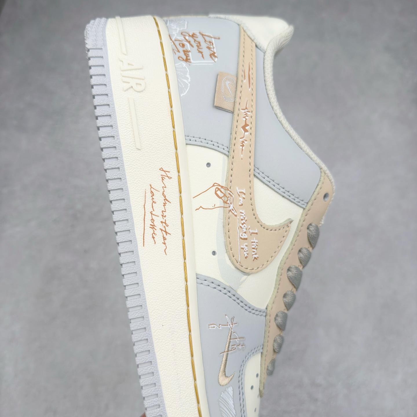图片[6]-NK Air Force 1´07 Low 空军一号低帮百搭休闲运动板鞋 DB3310-111 柔软、弹性十足的缓震性能和出色的中底设计 横跨复古与现代的外型结合 造就出风靡全球 三十多年的Force 1 直到今天还深受青睐 实拍调校N版已经零色差零失真 百分百还原实物色彩所见即所得 不存在货不对板色差等低级问题 选购参考实物拍摄 不混卖不参货 只用心做好货严格选品 承诺混一赔十 尺码：36 36.5 37.5 38 38.5 39 40 40.5 41 42 42.5 43 44 44.5 45-选品中心