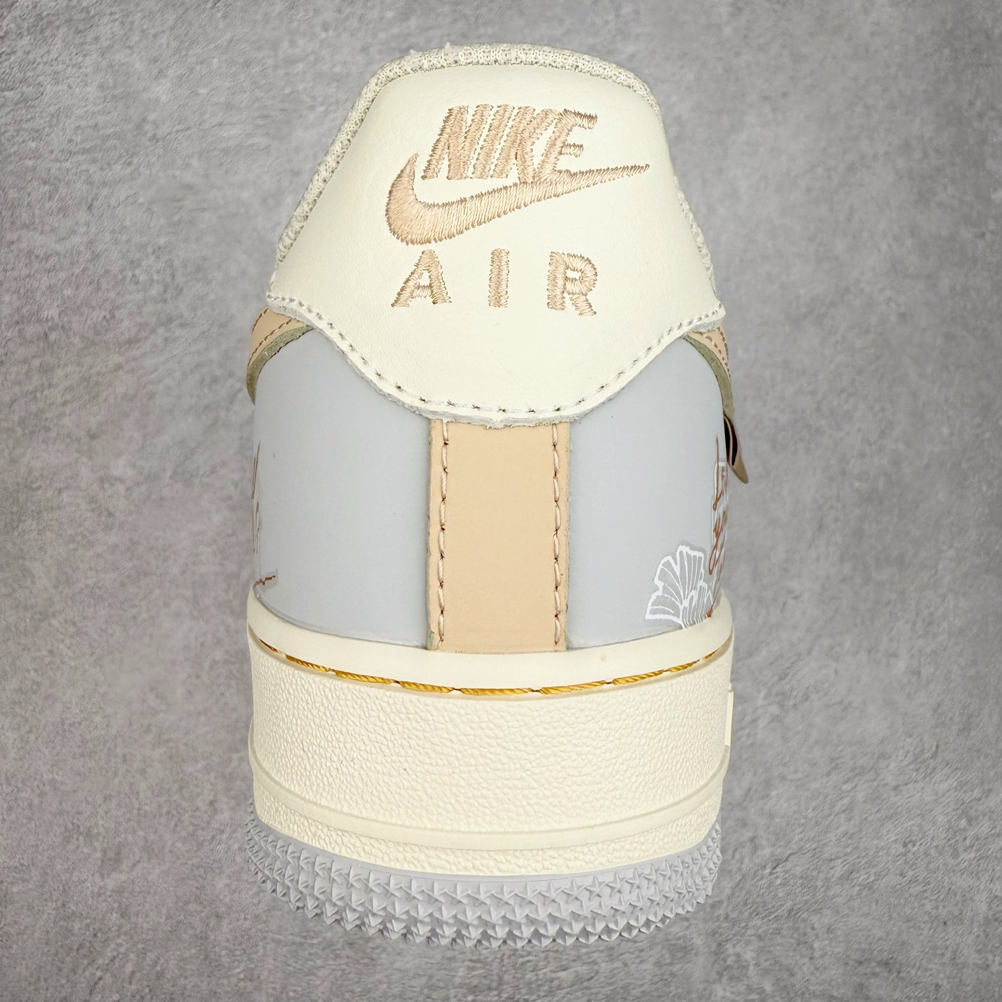 图片[8]-NK Air Force 1´07 Low 空军一号低帮百搭休闲运动板鞋 DB3310-111 柔软、弹性十足的缓震性能和出色的中底设计 横跨复古与现代的外型结合 造就出风靡全球 三十多年的Force 1 直到今天还深受青睐 实拍调校N版已经零色差零失真 百分百还原实物色彩所见即所得 不存在货不对板色差等低级问题 选购参考实物拍摄 不混卖不参货 只用心做好货严格选品 承诺混一赔十 尺码：36 36.5 37.5 38 38.5 39 40 40.5 41 42 42.5 43 44 44.5 45-选品中心